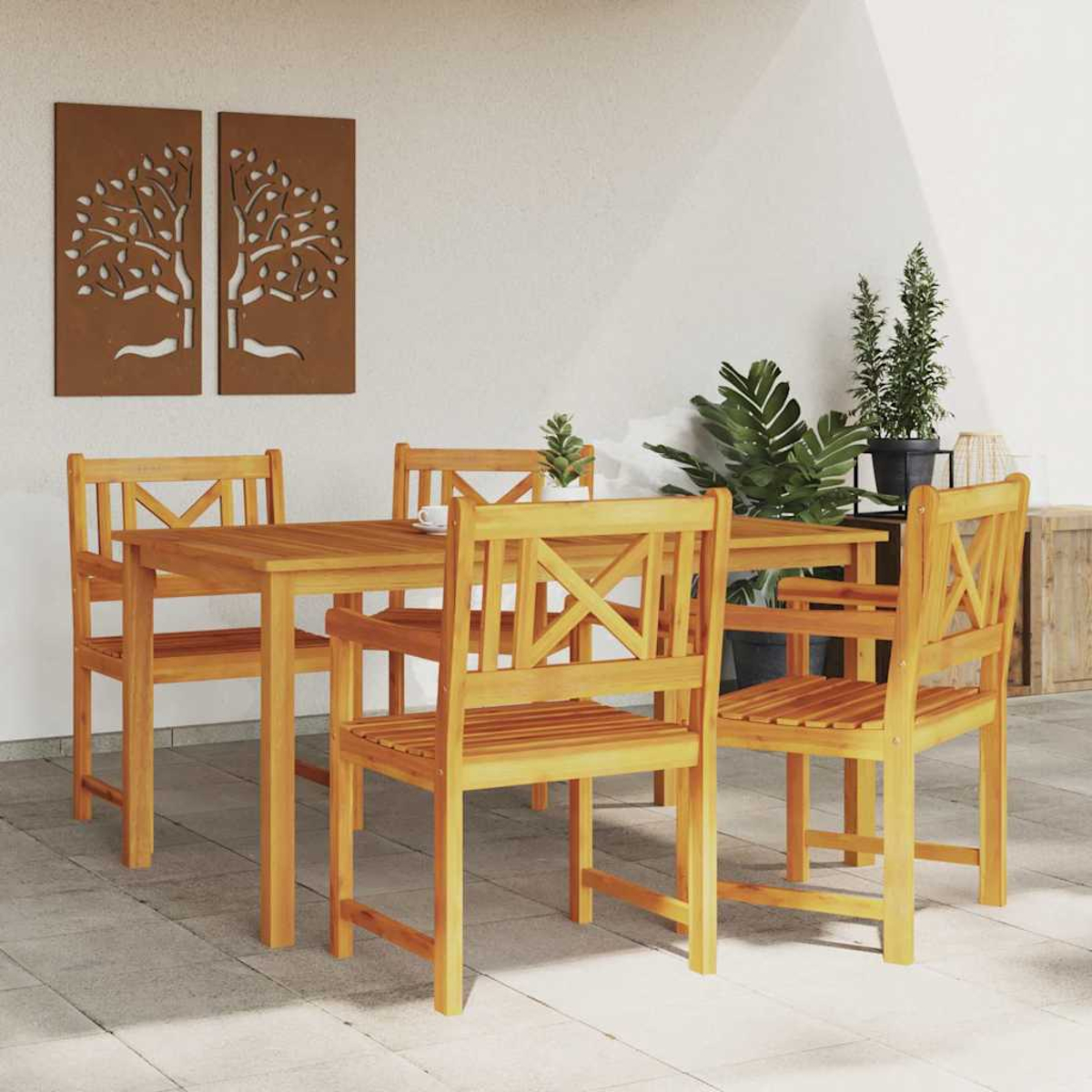 Essgruppe aus Holz im Freien. Tisch und Stühle auf einer Terrasse. Zierpaneele an der Wand. Pflanzen im Hintergrund.