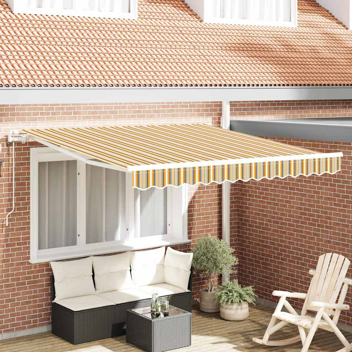 Ein gestreifter Baldachin bedeckt ein Fenster an einem Backsteingebäude. Darunter befindet sich eine Terrasse mit Möbeln und Pflanzen. Ein Dach ist sichtbar.