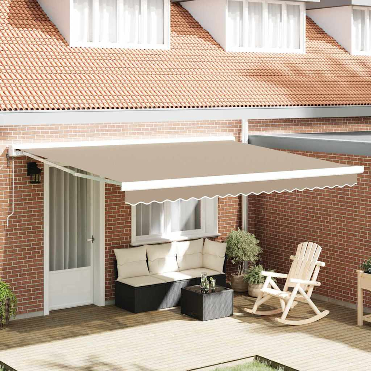 Ein beiger Markise beschattet eine Terrasse mit Möbeln. Ein Sofa, ein Schaukelstuhl und ein kleiner Tisch stehen auf der Holzterrasse, an einer Backsteinmauer.