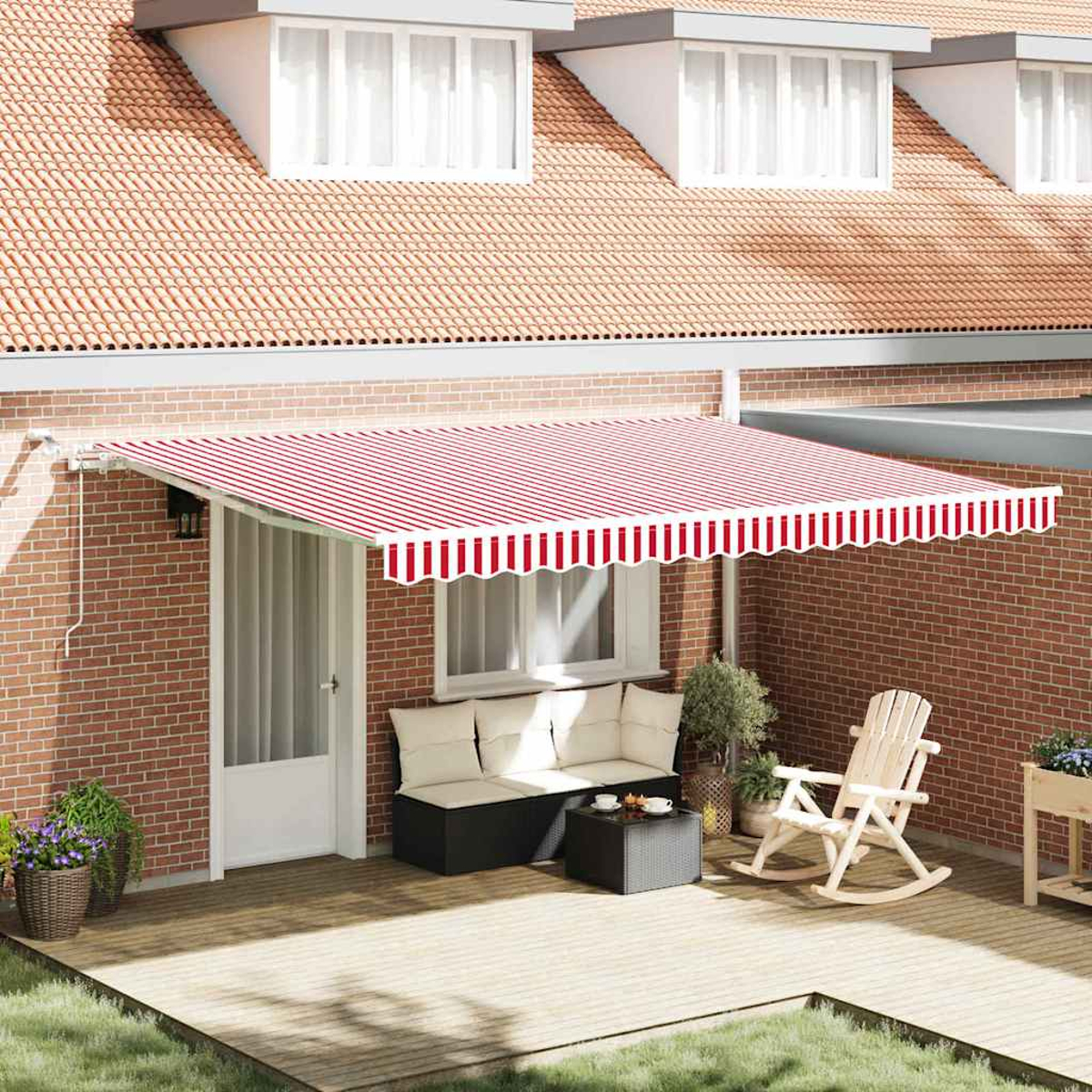 Eine rot-weiß gestreifte Markise bedeckt eine Terrasse mit Möbeln. Eine Ziegelmauer, eine Tür und ein Schaukelstuhl sind sichtbar.