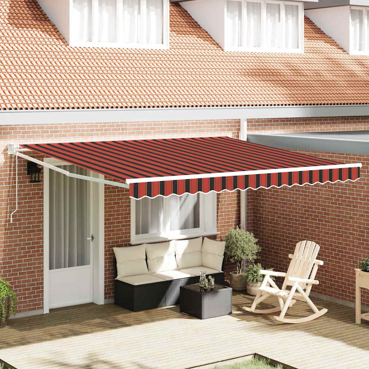 Un patio con toldo a rayas rojas y negras. Hay una puerta blanca, un sofá, una mecedora y una mesita. Pared de ladrillo rojo.