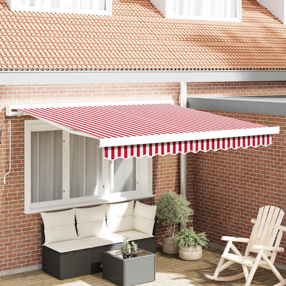 Ein rot-weiß gestreifter Markise erstreckt sich über einem Fenster. Darunter sind ein Sofa, ein Tisch und ein Schaukelstuhl auf einer Terrasse zu sehen.
