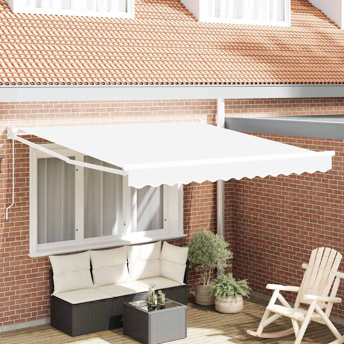 Weißer Baldachin über einem Fenster mit Terrasse, Sitzgelegenheiten, Pflanzen und einem Schaukelstuhl. Rote Backsteinmauer und Ziegeldach.