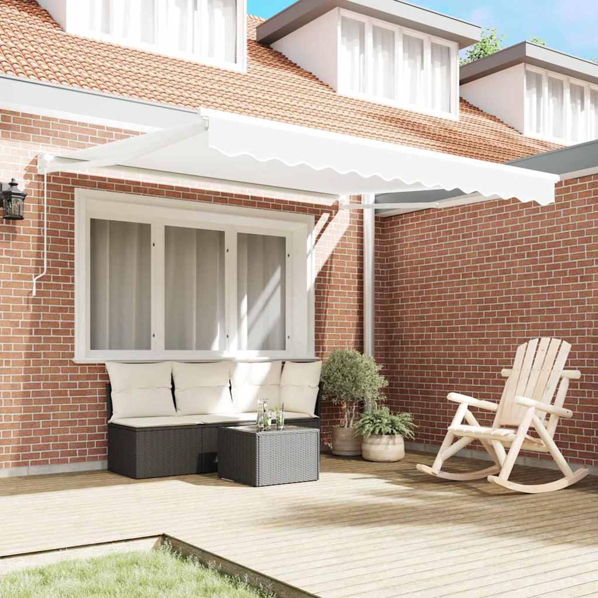 Eine Terrasse mit weißer Markise, Sofa, Tisch und Schaukelstuhl. Rote Backsteinmauer und Haus im Hintergrund.