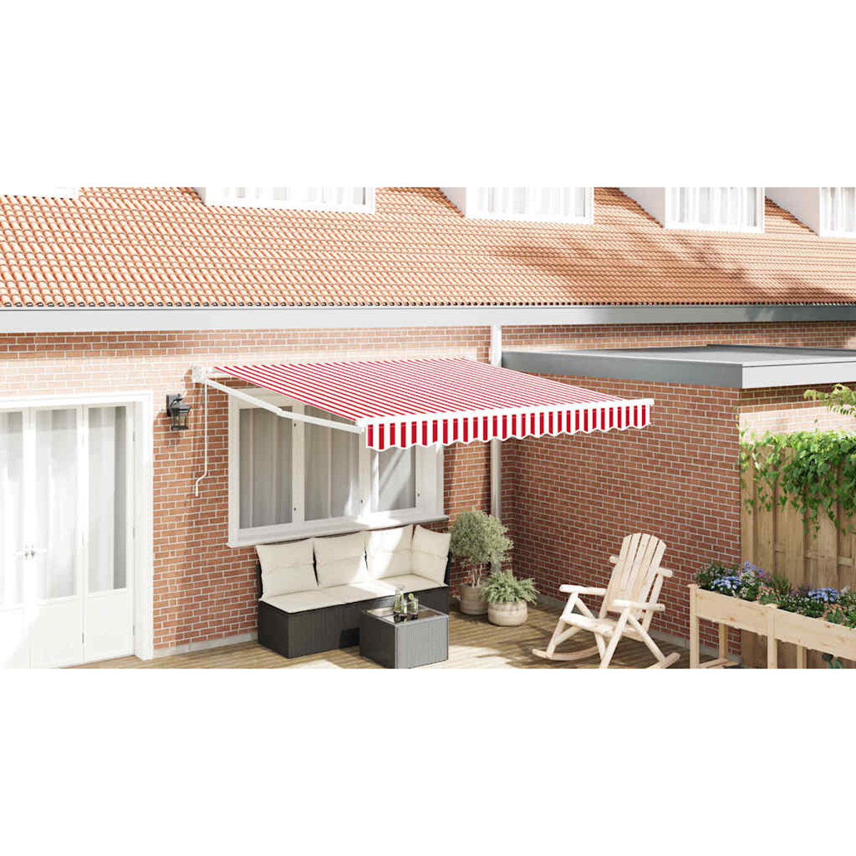 Ein rot-weiß gestreifter Markisen bedeckt einen Sitzbereich. Ein hölzerner Schaukelstuhl steht auf der Terrasse. Im Hintergrund befindet sich ein Backsteingebäude.