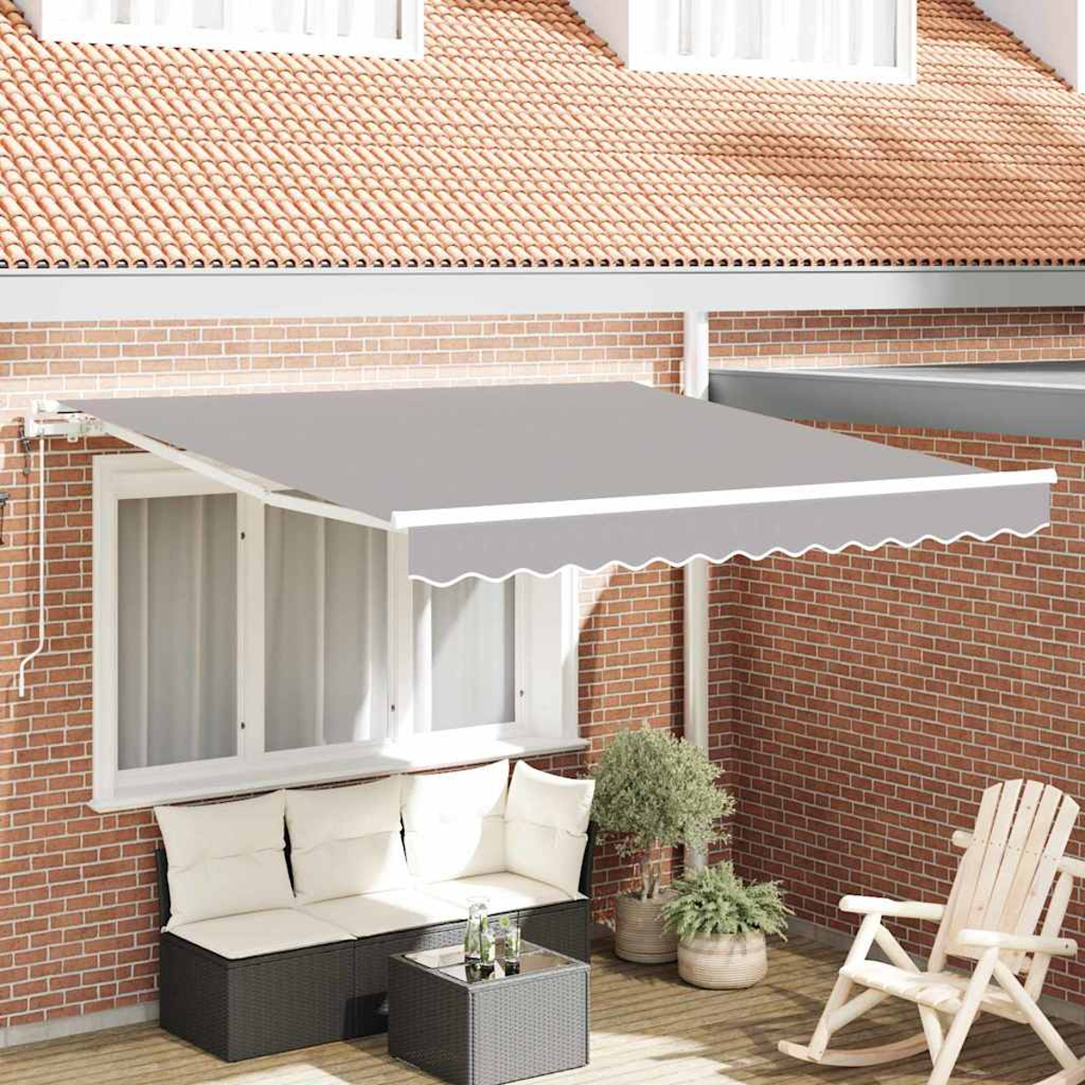 Ein grauer Sonnenschirm erstreckt sich über einem Fenster. Darunter befinden sich ein Sofa, ein Tisch, Pflanzen und ein Schaukelstuhl.