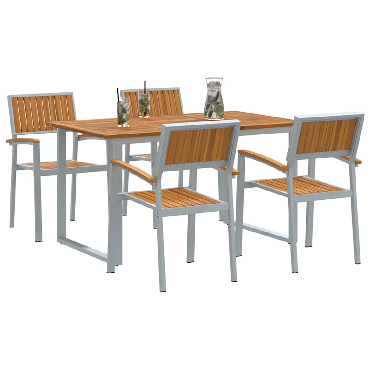 Essgruppe im Freien: Holztisch, vier Stühle mit Holzlehnen und -sitzen, zwei Getränke mit Strohhalmen und eine Wasserkaraffe.