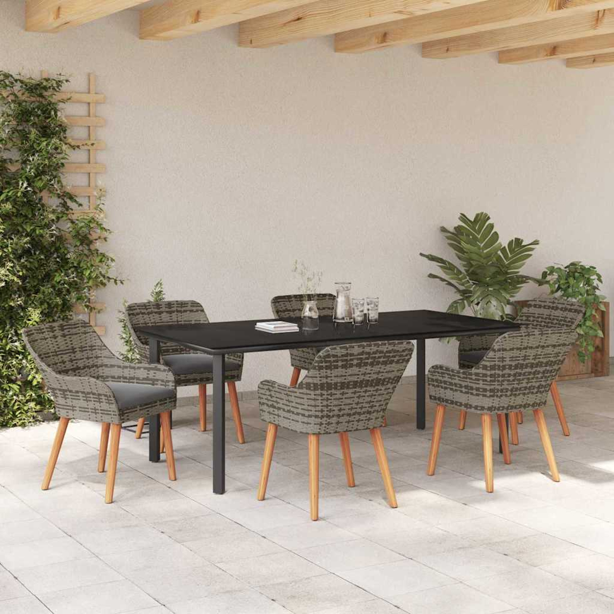 Juego de comedor al aire libre en el patio. Mesa negra con seis sillas. Plantas a un lado. Vigas de madera arriba.