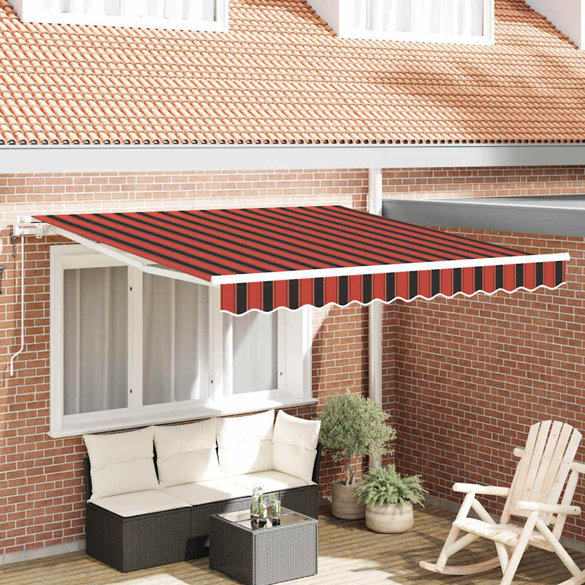 Eine Markise mit rot-schwarzen Streifen bedeckt ein Fenster. Darunter befinden sich Sofa, Tisch und Schaukelstuhl auf einer Terrasse.