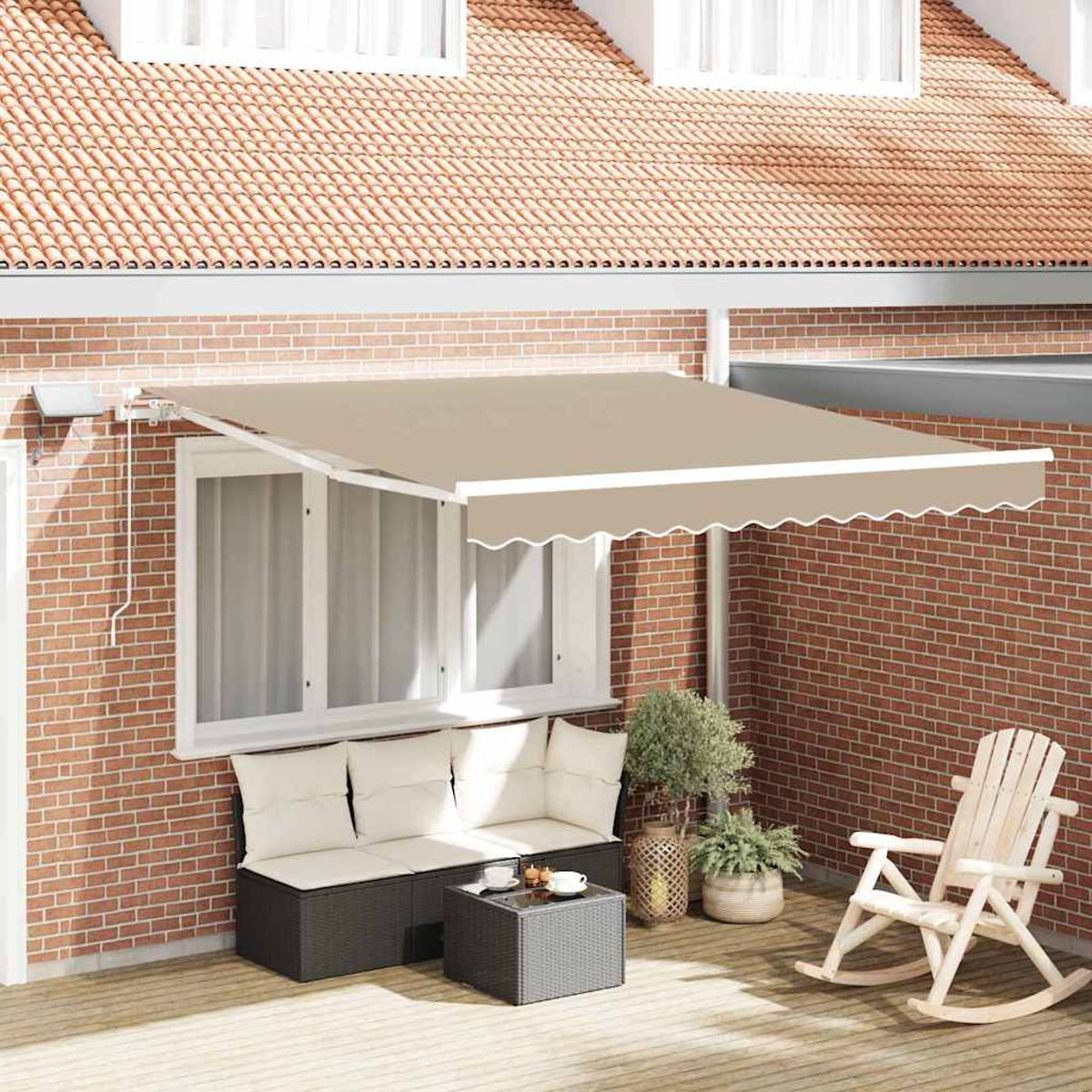 Un toldo beige da sombra a un patio con sofá, mesa, mecedora y plantas. Pared de ladrillo rojo y tejas en el fondo.