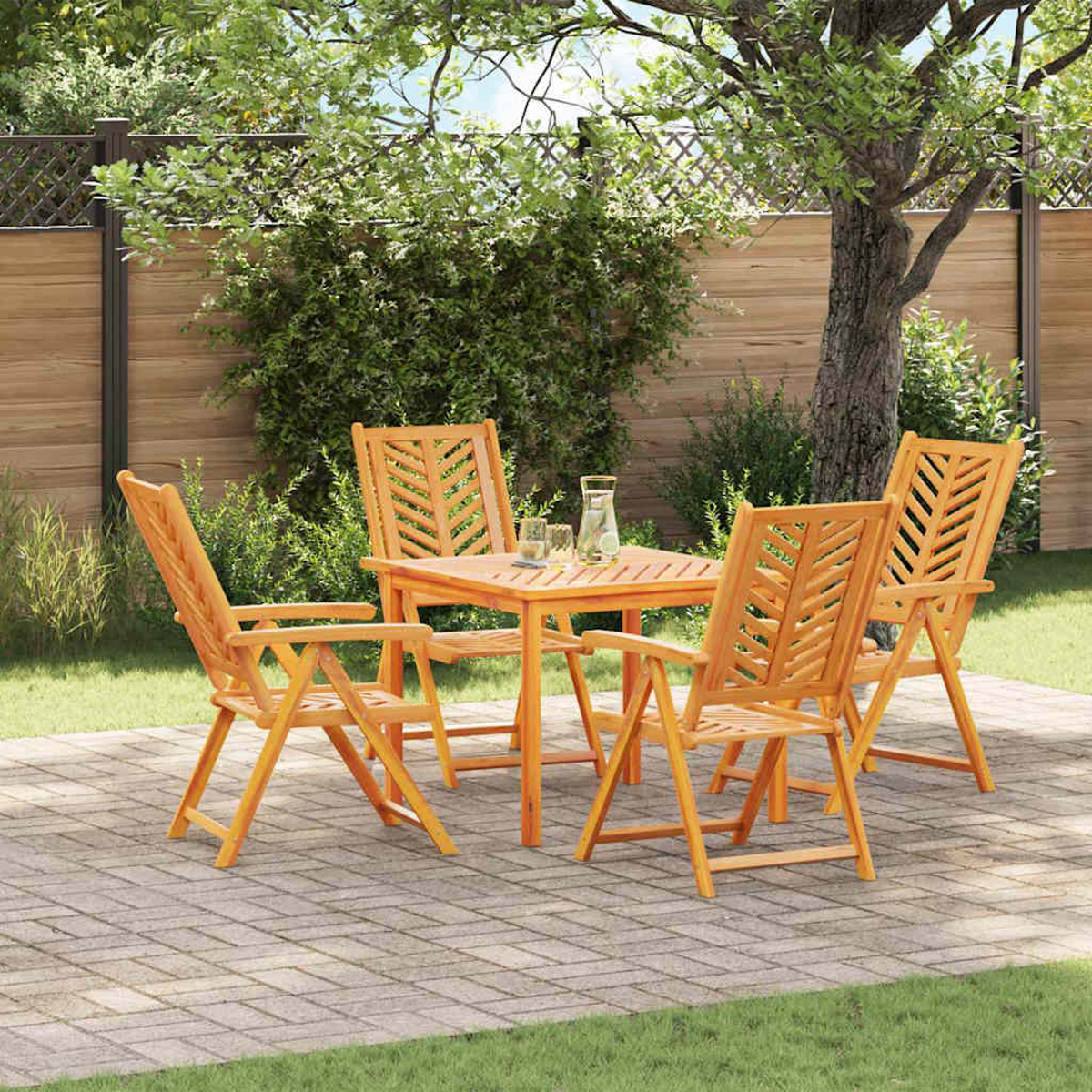 Holz-Gartenmöbel: Tisch und vier Stühle, auf einer Terrasse. Grüner Rasen und Bäume im Hintergrund.