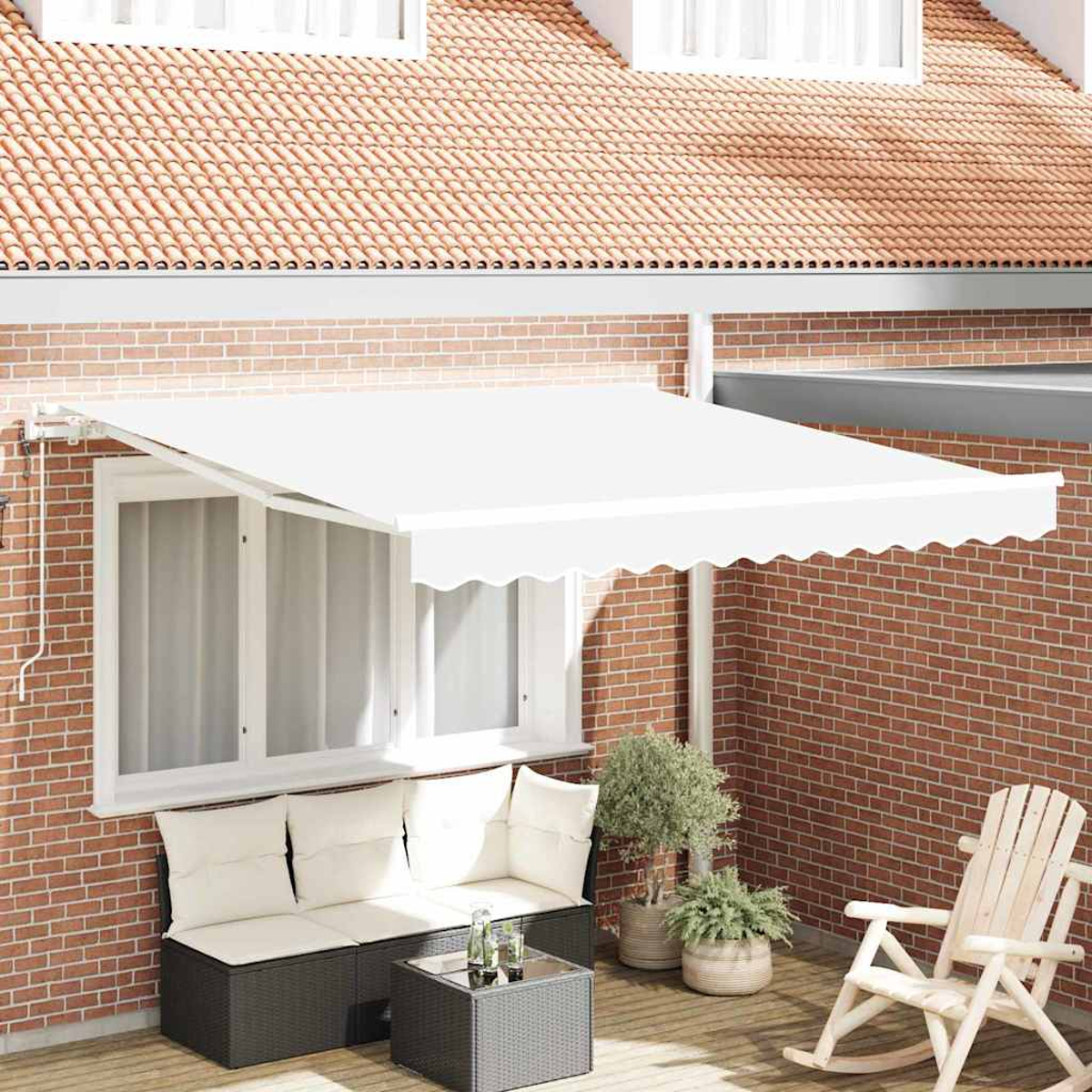 Ein weißer Baldachin erstreckt sich über einer Terrasse mit Sofa, Tisch und Pflanzen. Eine Ziegelmauer und ein Ziegeldach bilden den Hintergrund.