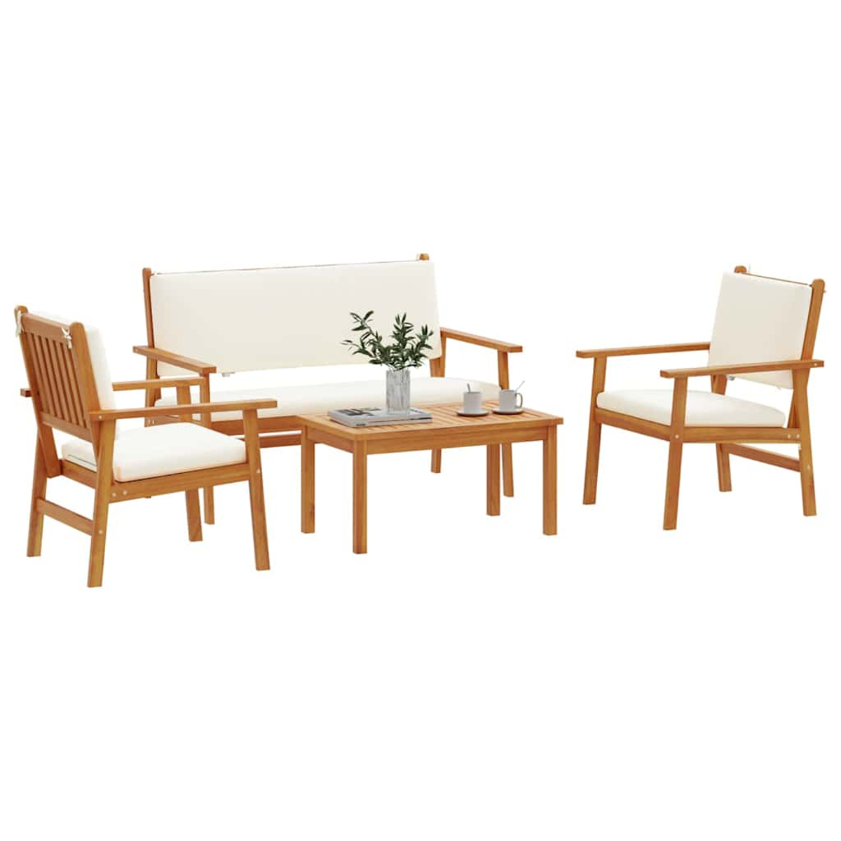 Gartenmöbel-Set: Holzsofa, zwei Stühle und ein kleiner Tisch mit Pflanzen, Tassen und einem Buch. Weiße Kissen.