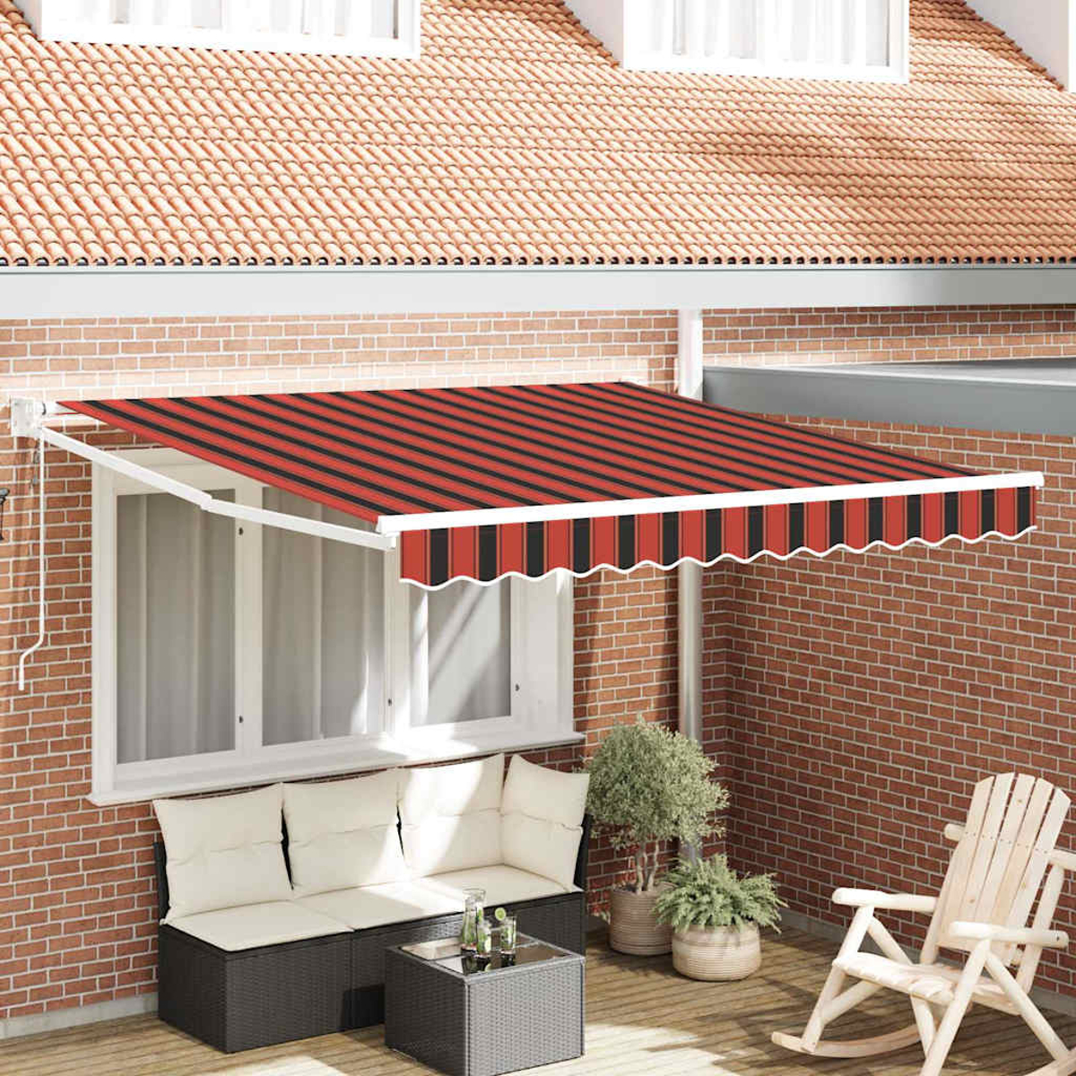Ein rot-schwarz gestreifter Baldachin bedeckt ein Fenster. Darunter befindet sich eine Terrasse mit Sofa, Tisch, Pflanzen und einem Schaukelstuhl.