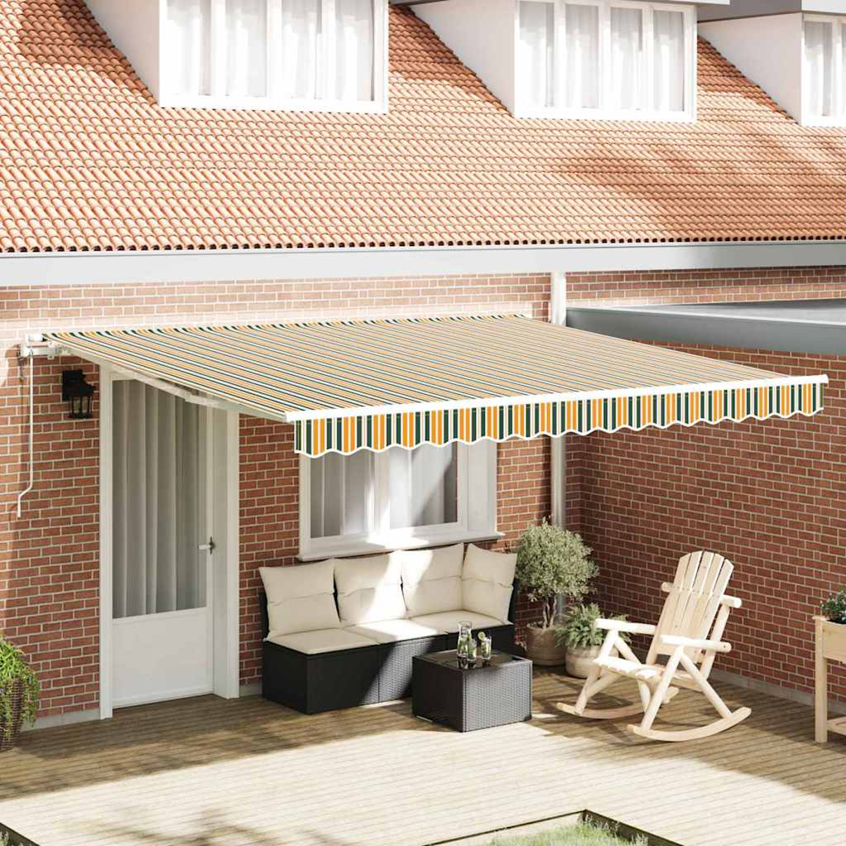 Eine Terrasse mit gestreifter Markise, Backsteinmauer, weißer Tür, Sitzgelegenheiten, Schaukelstuhl und Dach. Grün-orange Streifen auf der Markise.