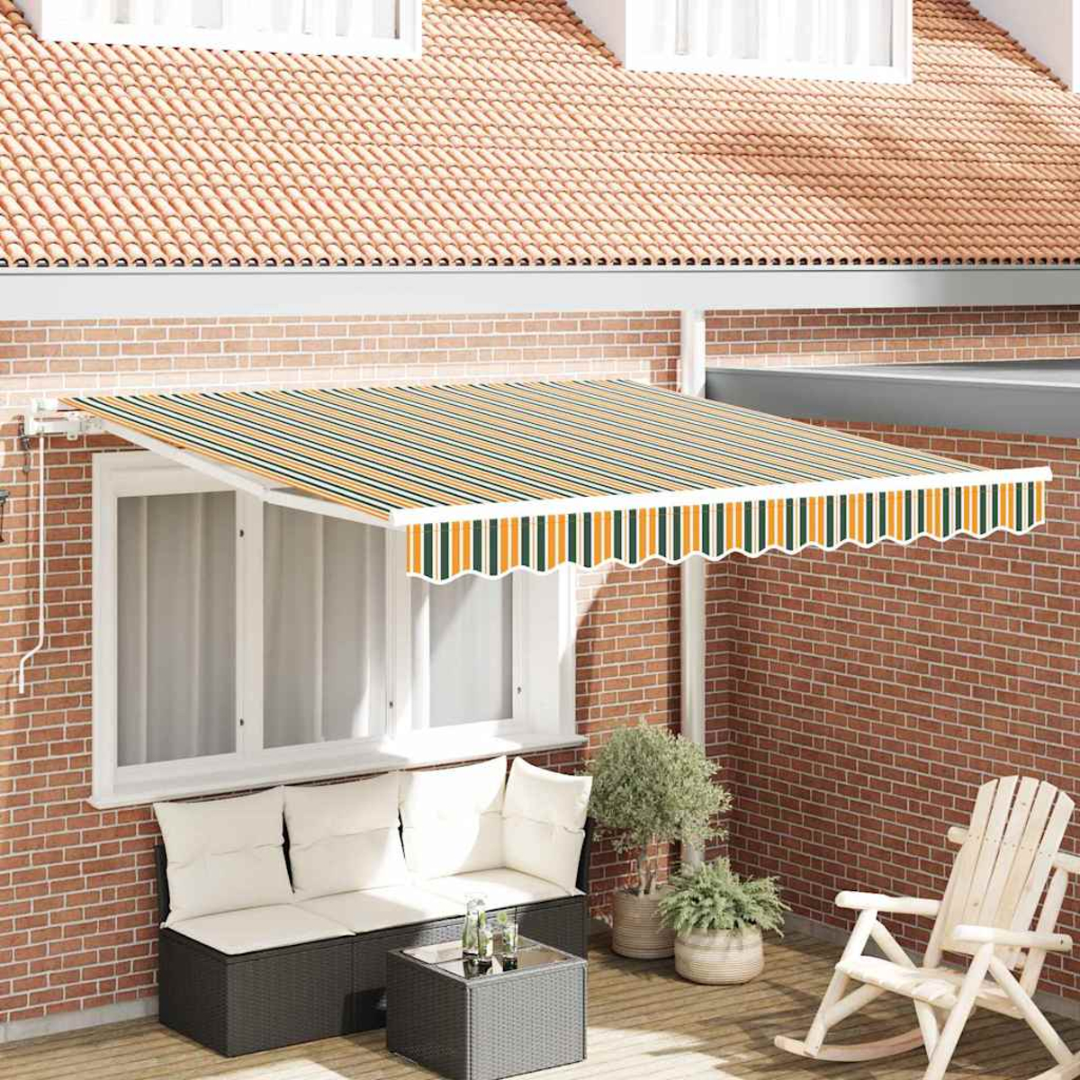 Ein gestreifter Sonnenschutz bedeckt ein Fenster mit Sitzbereich darunter. Ziegelmauer, Terrakotta-Dach und Schaukelstuhl sind sichtbar.