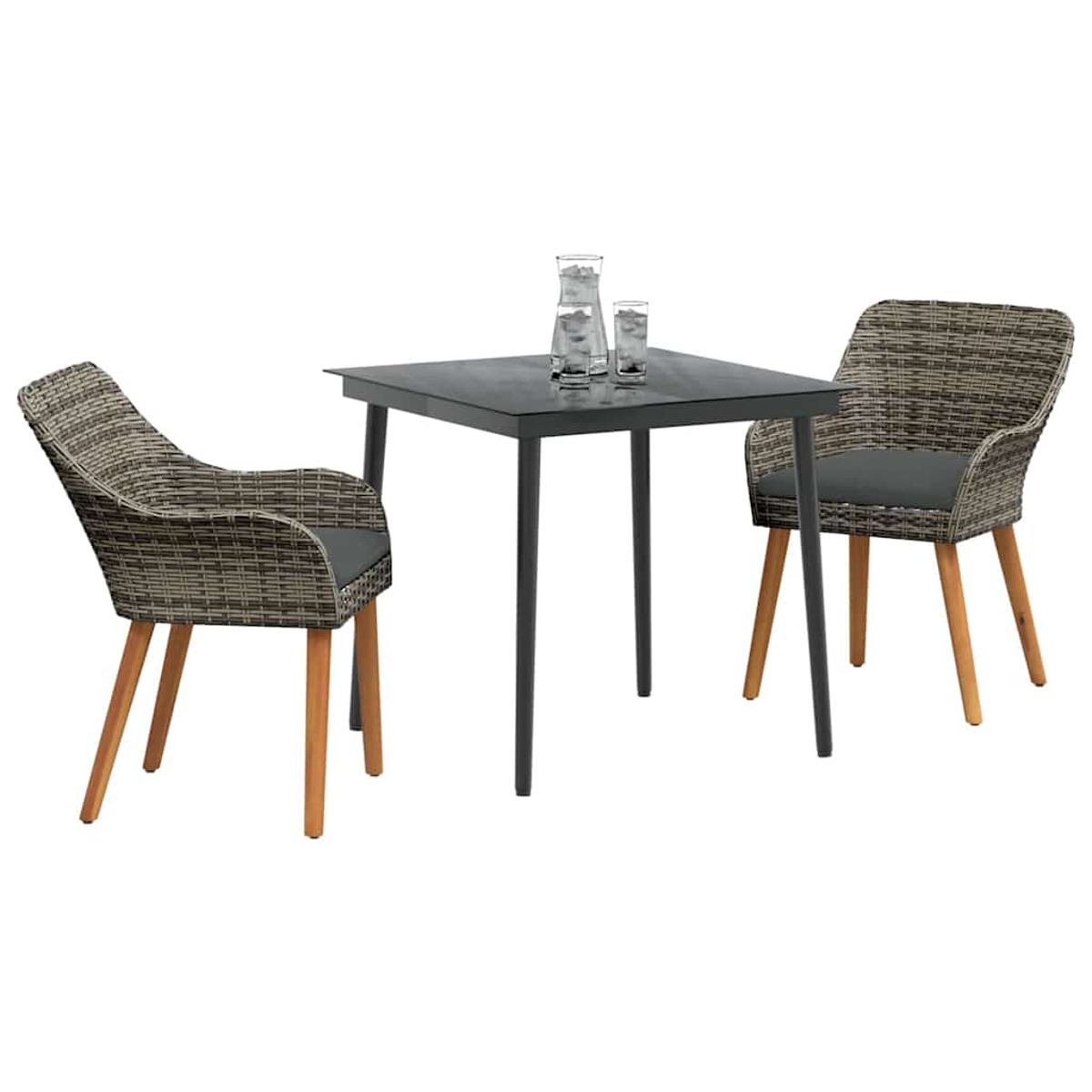 Ein kleiner Gartentisch mit zwei Stühlen. Auf dem Tisch stehen zwei Gläser und ein Krug. Stühle haben graue Kissen und Holzbeine.