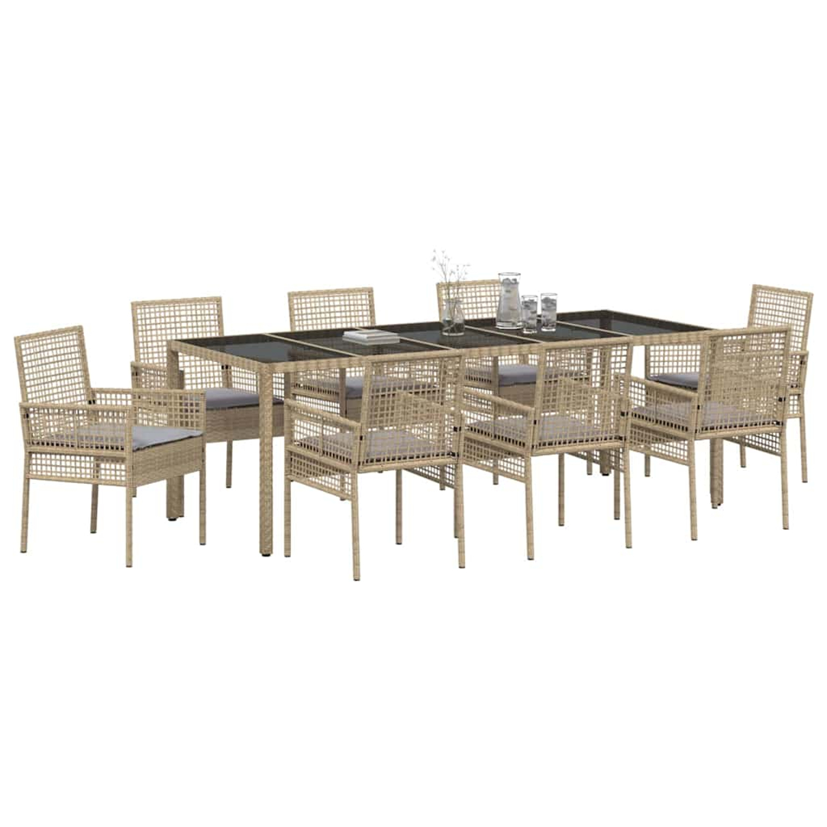 Ein Ess-Set für den Außenbereich aus Rattan mit einem Tisch mit Glasplatte und acht Stühlen, jeder mit grauen Kissen. Eine Vase und Gläser stehen auf dem Tisch.