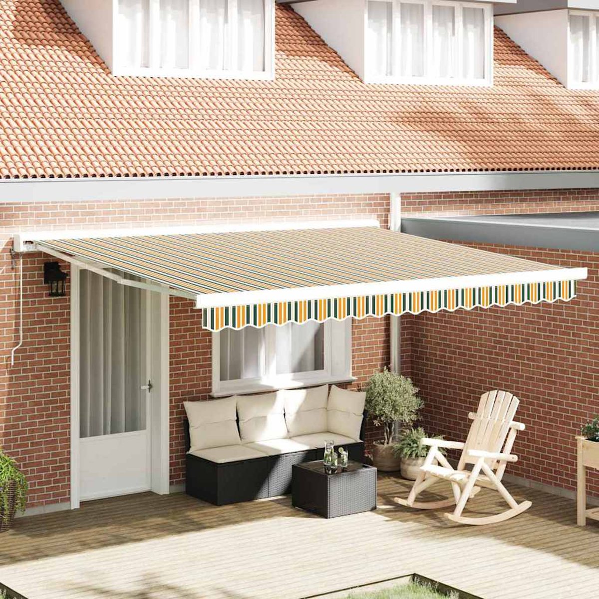 Eine Terrasse mit gestreifter Markise. Es gibt ein Sofa, einen Tisch, einen Schaukelstuhl und Pflanzen. Rote Backsteinmauer und ein Ziegeldach sind sichtbar.