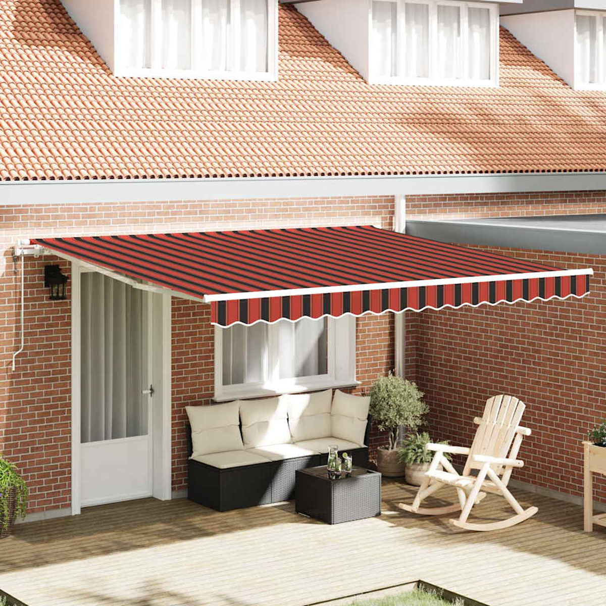 Eine rot-schwarz gestreifte Markise bedeckt eine Terrasse mit einer weißen Tür, einem Sofa, einem Schaukelstuhl und einer Backsteinmauer.