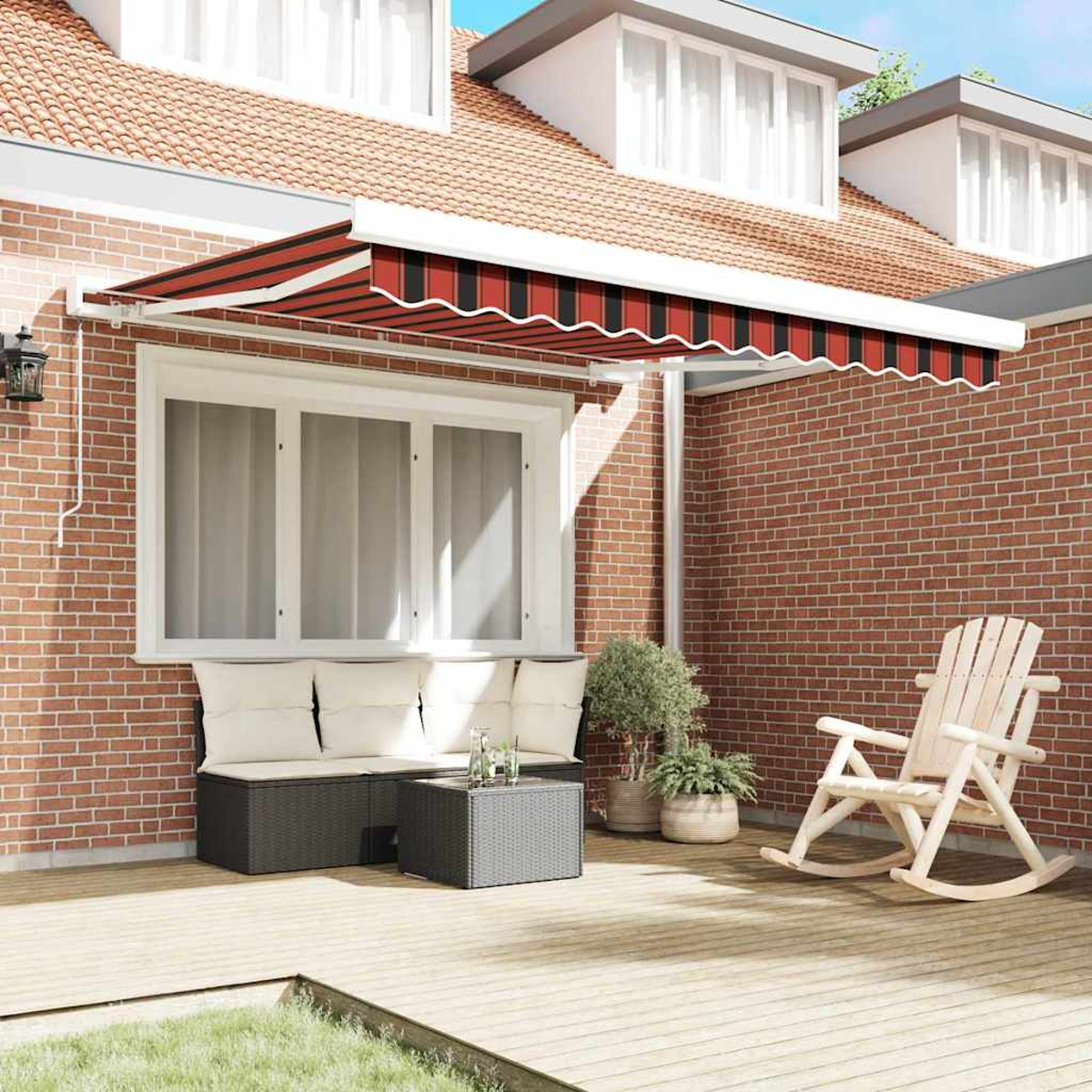 Eine Terrasse mit einer rot-schwarz gestreiften Markise. Es gibt eine Sitzecke, einen Schaukelstuhl und eine Backsteinmauer im Hintergrund.