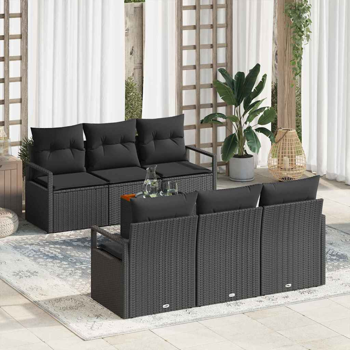 Garten-Terrassenset mit schwarzen Kissen. Enthält ein Sofa, Stühle, einen Teppich, Pflanzen und eine dekorative Lampe. Weiße Vorhänge im Hintergrund.