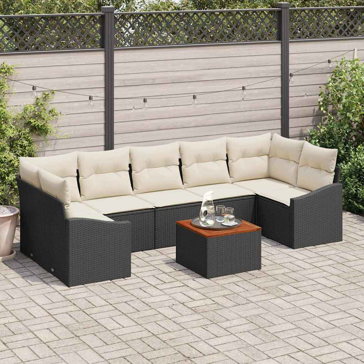Outdoor-Ecksofa mit cremefarbenen Kissen und einem Couchtisch auf einer Ziegelterrasse. Im Hintergrund befinden sich ein Zaun und Grün.