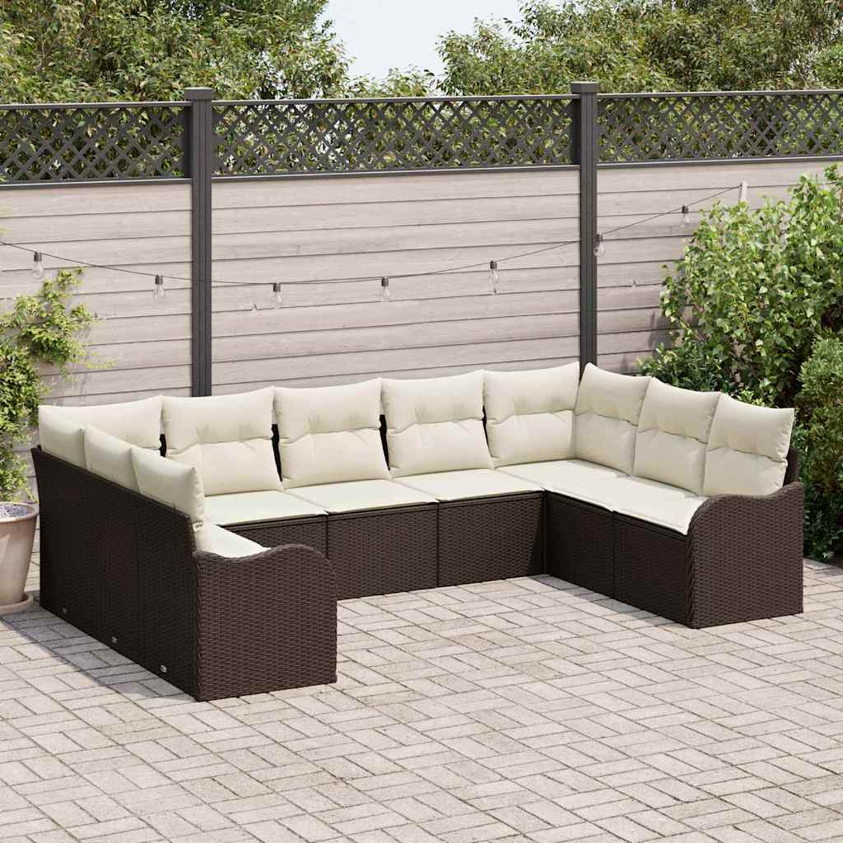 Ein braunes Korbsessel-Sofa mit cremefarbenen Kissen auf einer Backsteinterrasse vor einem Holzzaun und Grün.
