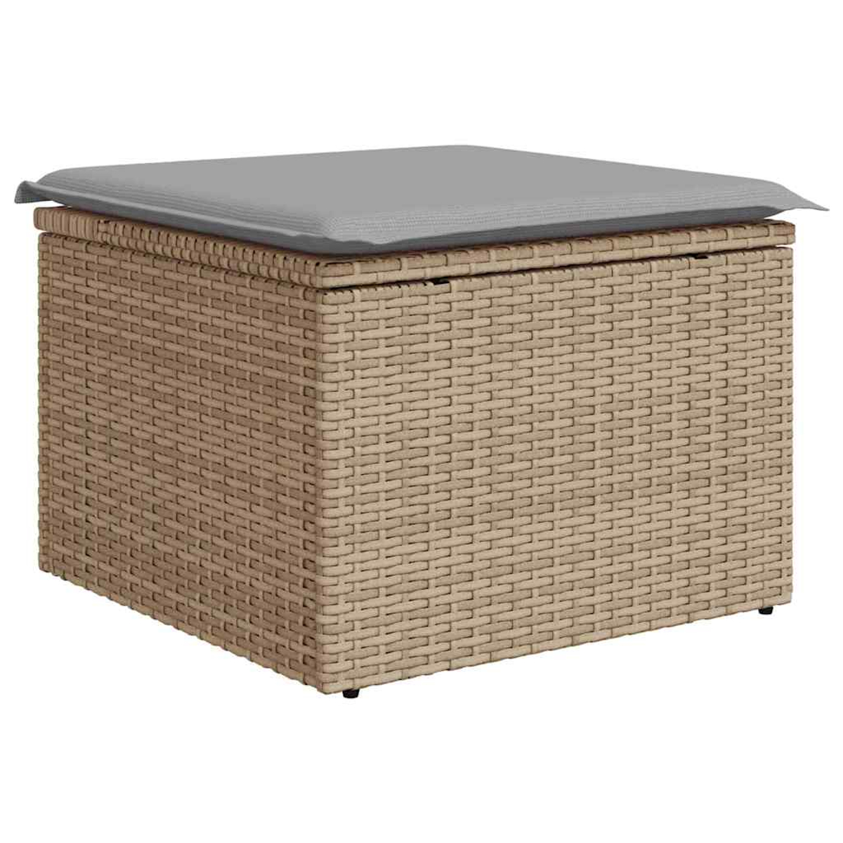 Pouf quadrato in stile vimini con un cuscino grigio sopra. Il pouf ha una trama intrecciata ed è di colore beige.