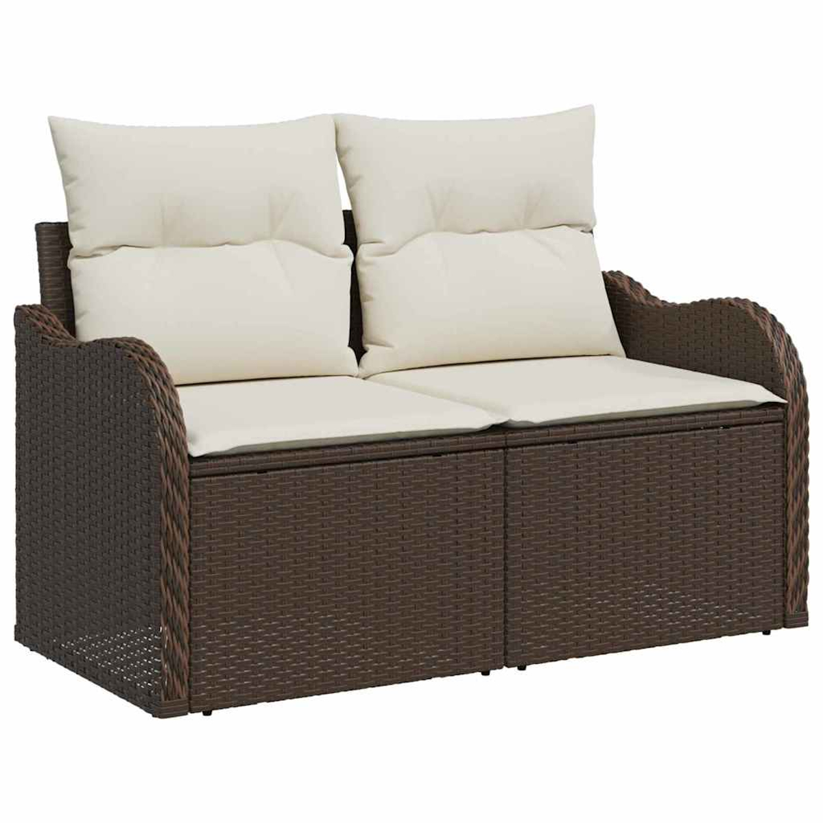 Ein braunes Korbsessel-Sofa mit zwei cremefarbenen Kissen und Rückenlehnen. Es hat ein gewebtes Design. Isoliert auf weißem Hintergrund.