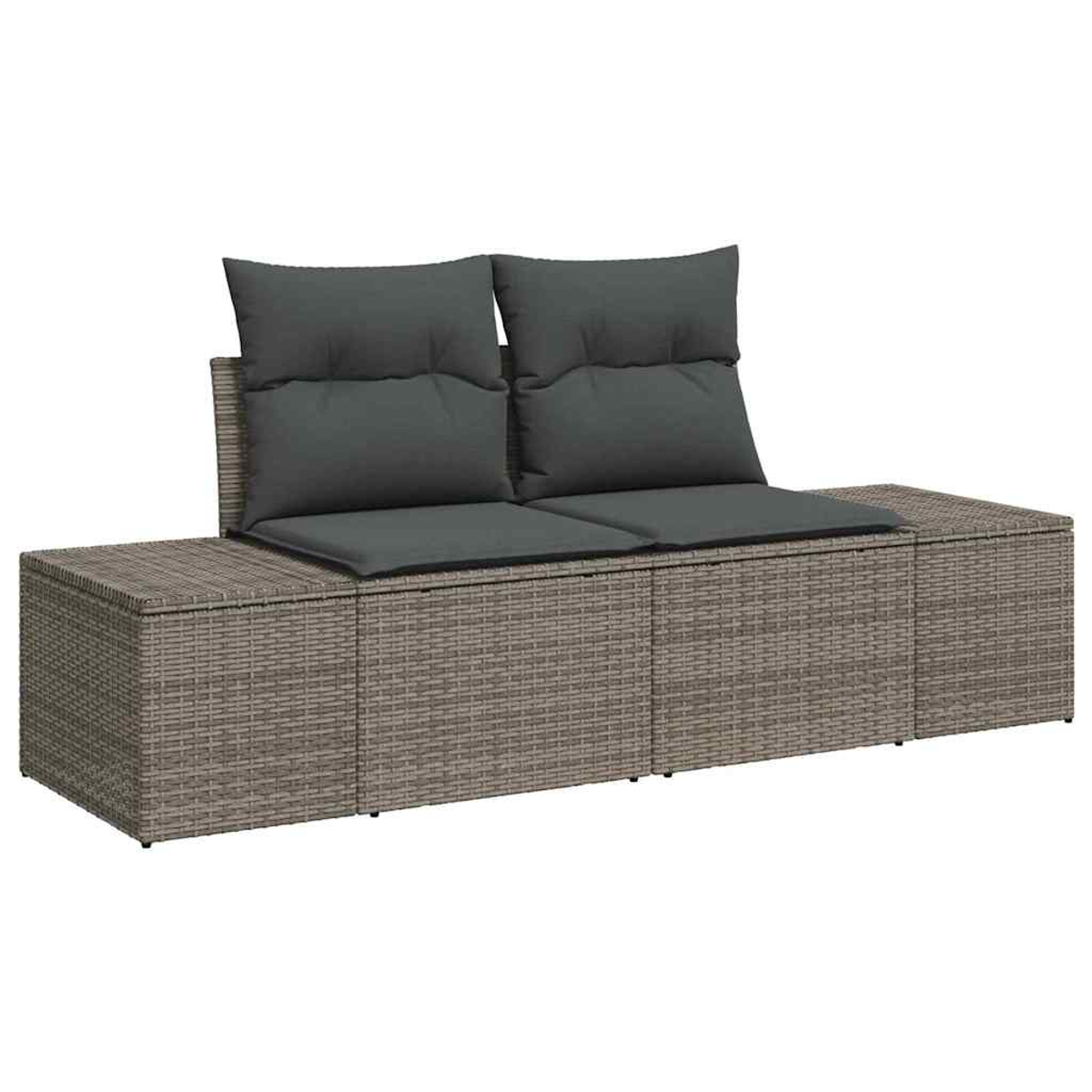 Outdoor-Sofa im Rattan-Stil mit zwei grauen Kissen und Rückenlehnen. Das Sofa besteht aus mehreren Modulen.