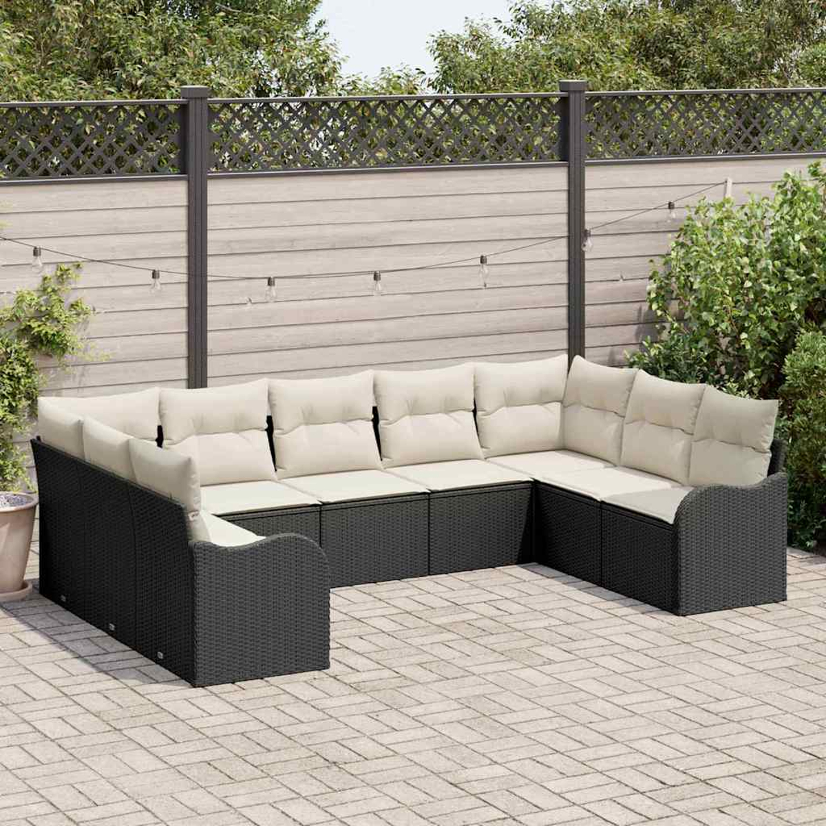 Ein schwarzes Ecksofa aus Korbgeflecht mit cremefarbenen Kissen steht auf einer Ziegelsteinterrasse. Im Hintergrund befinden sich ein Holzzaun und Grün.