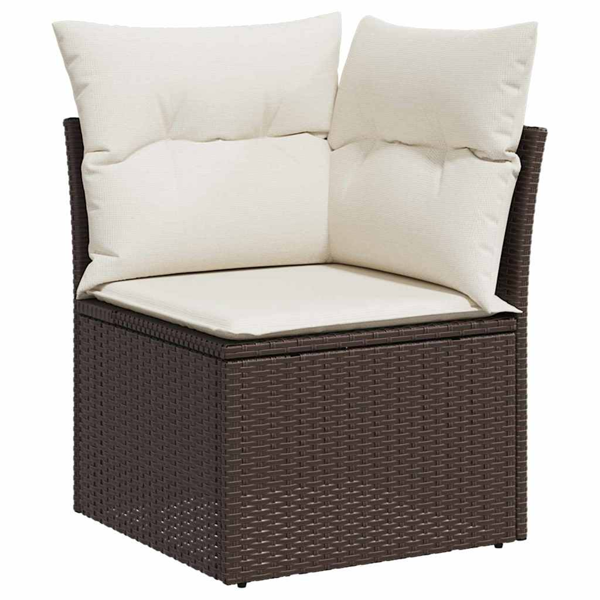 Ein brauner Korbstuhl mit cremefarbenen Kissen. Der Stuhl hat ein Eckdesign mit Sitz und Rückenlehne, alle mit weichen Kissen.