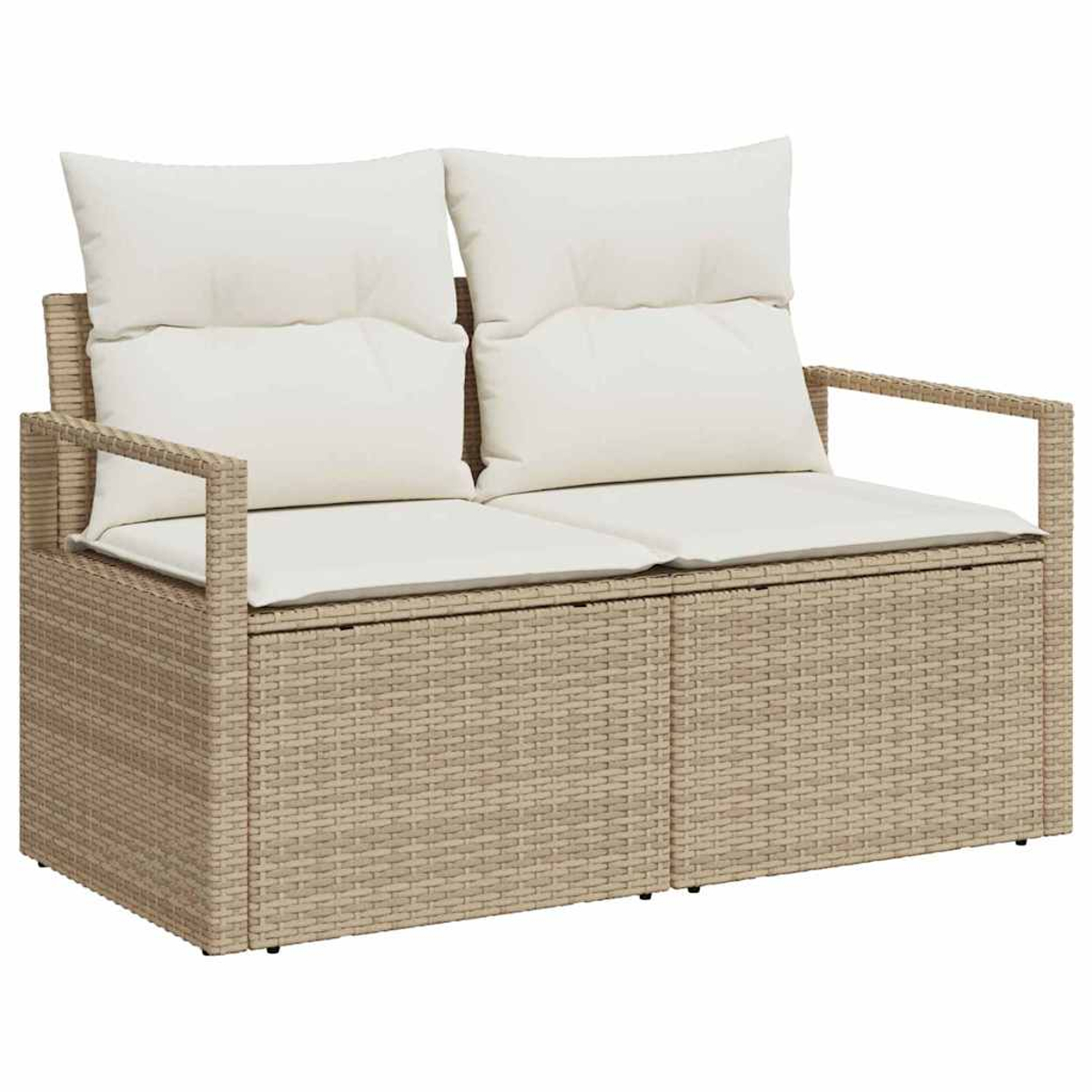 Ein beiges Zweisitzer-Sofa aus Korbgeflecht mit zwei weißen Kissen und zwei Rückenkissen. Es hat Armlehnen und steht auf einer ebenen Fläche.