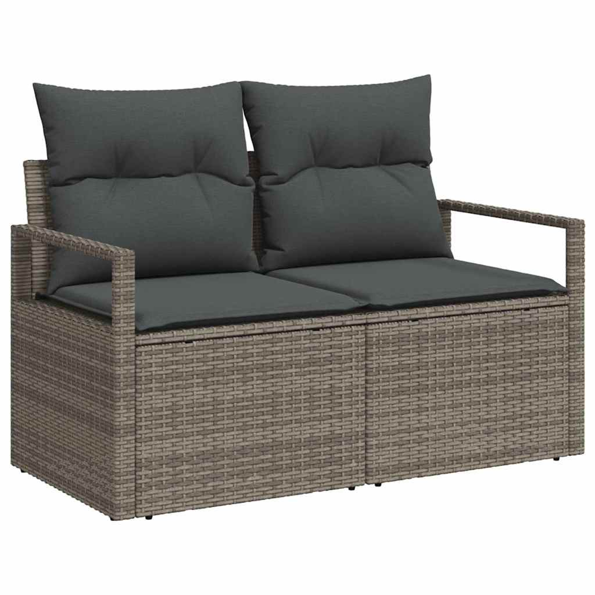 Divano a due posti in rattan con cuscini e cuscini grigi. Il divano è realizzato in materiale intrecciato marrone chiaro.