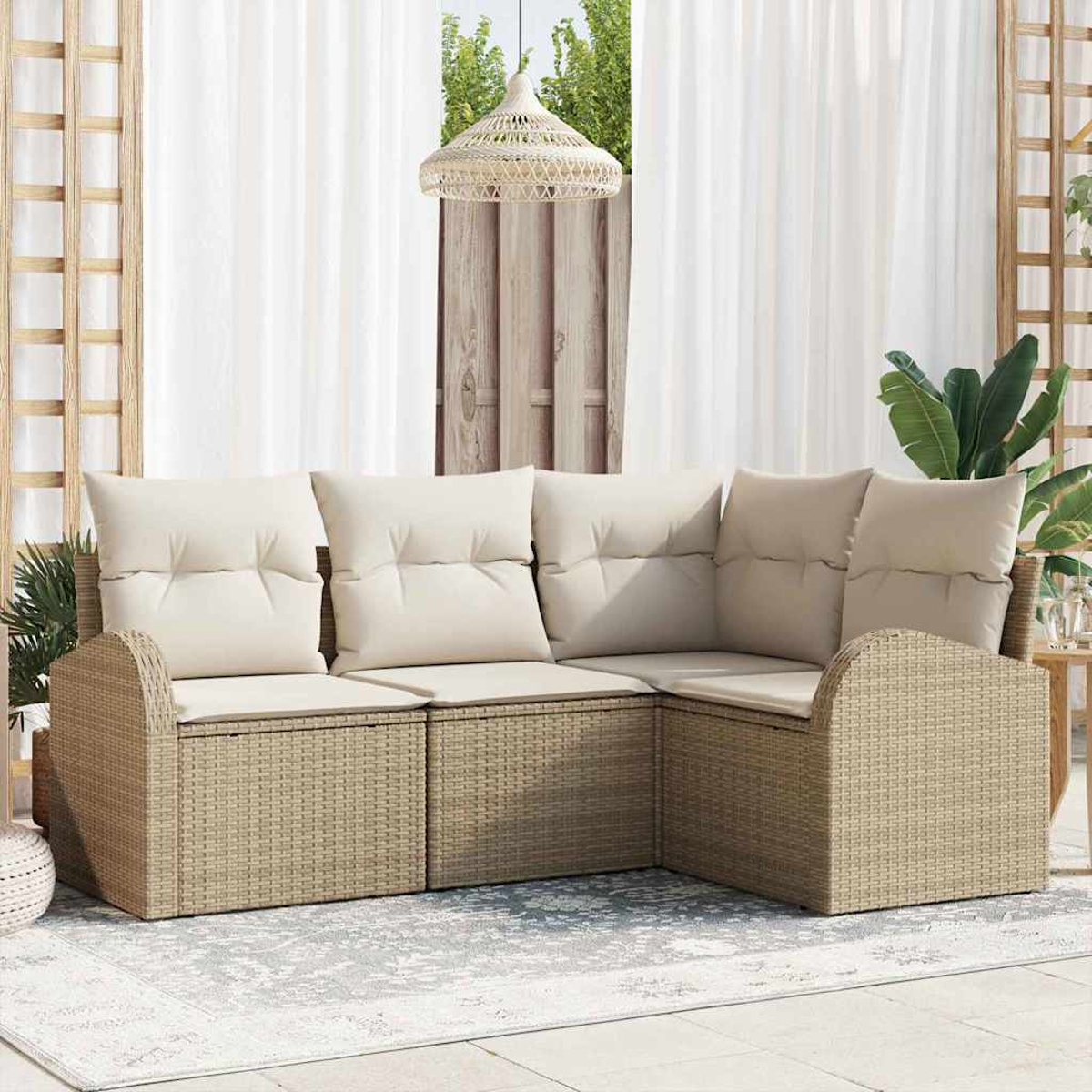 Geflochtenes Ecksofa mit cremefarbenen Kissen auf einer Terrasse. Über dem Sofa hängt eine gewebte Leuchte. Weiße Vorhänge und Pflanzen im Hintergrund.