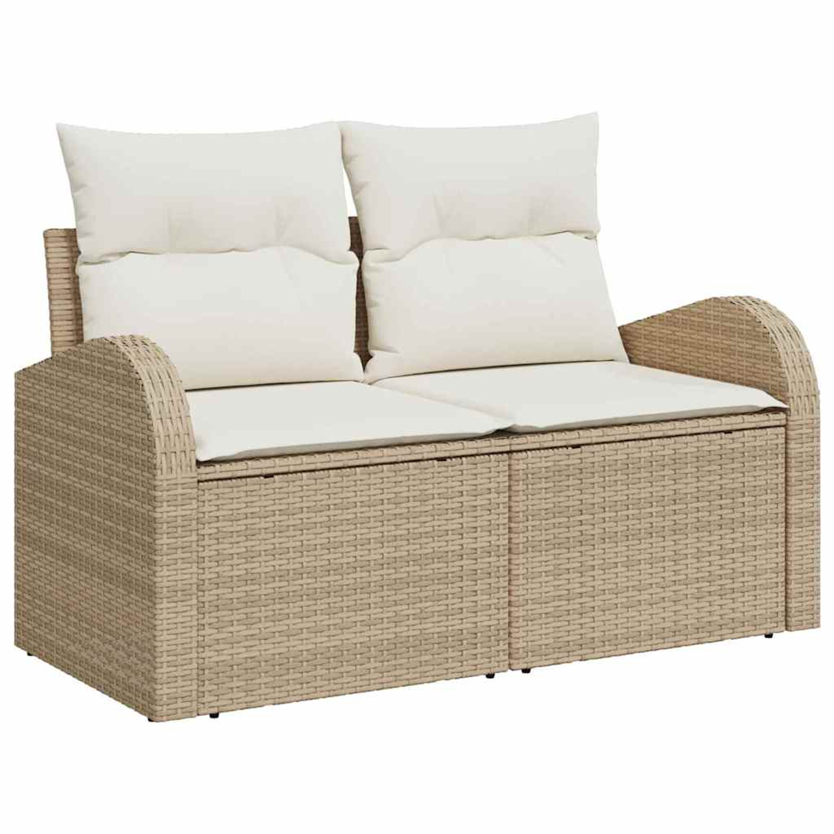 Un divanetto in vimini beige con cuscini bianchi. Ha due cuscini per la seduta e quattro cuscini per lo schienale, con braccioli arrotondati.