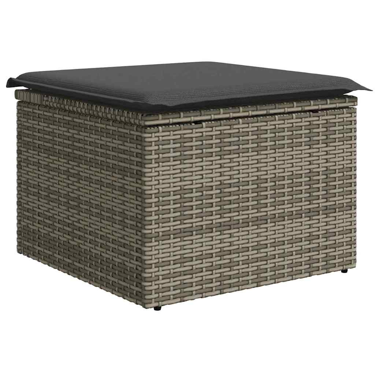 Un pouf quadrato con lati grigi intrecciati e un cuscino grigio scuro sulla parte superiore. Il pouf è realizzato in materiale simile al vimini.