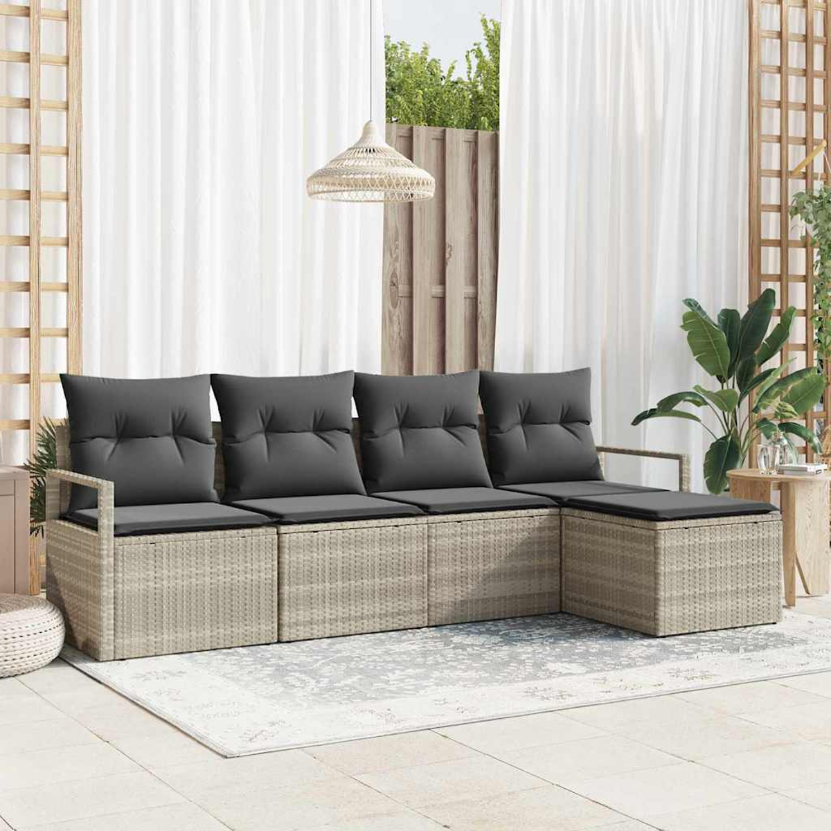 Outdoor-Ecksofa mit grauen Kissen. Weiße Vorhänge und eine gewebte Lampe hängen darüber. Ein Teppich und Pflanzen schmücken die Terrasse.