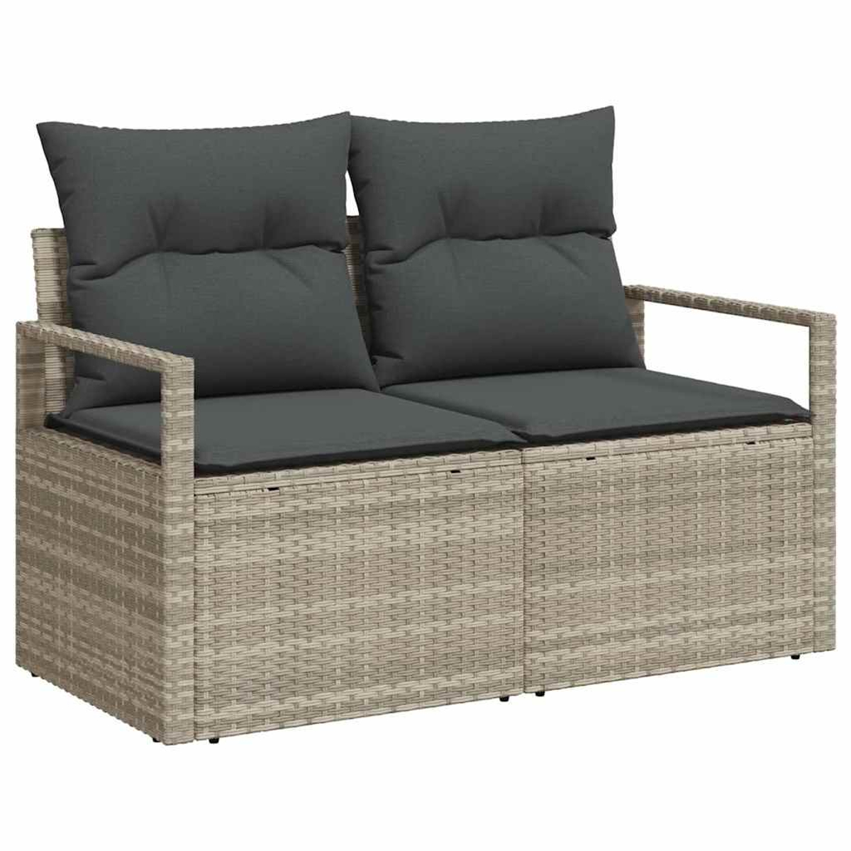 Ein Zweisitzer-Rattansofa mit grauen Kissen. Das Sofa ist hellbraun mit gewebter Textur. Zwei große graue Kissen liegen oben.