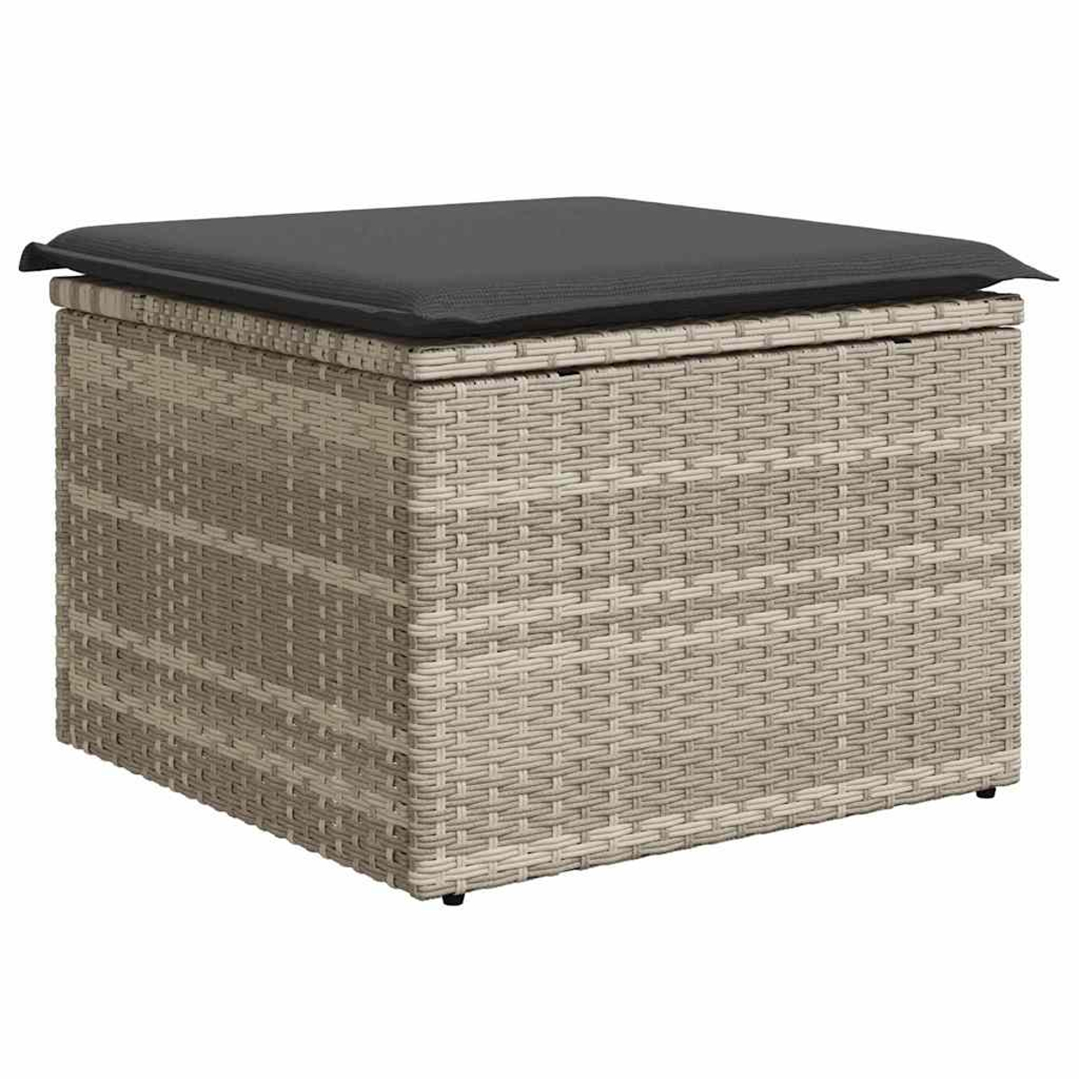Un pouf quadrato intrecciato per esterni con un cuscino nero sopra.