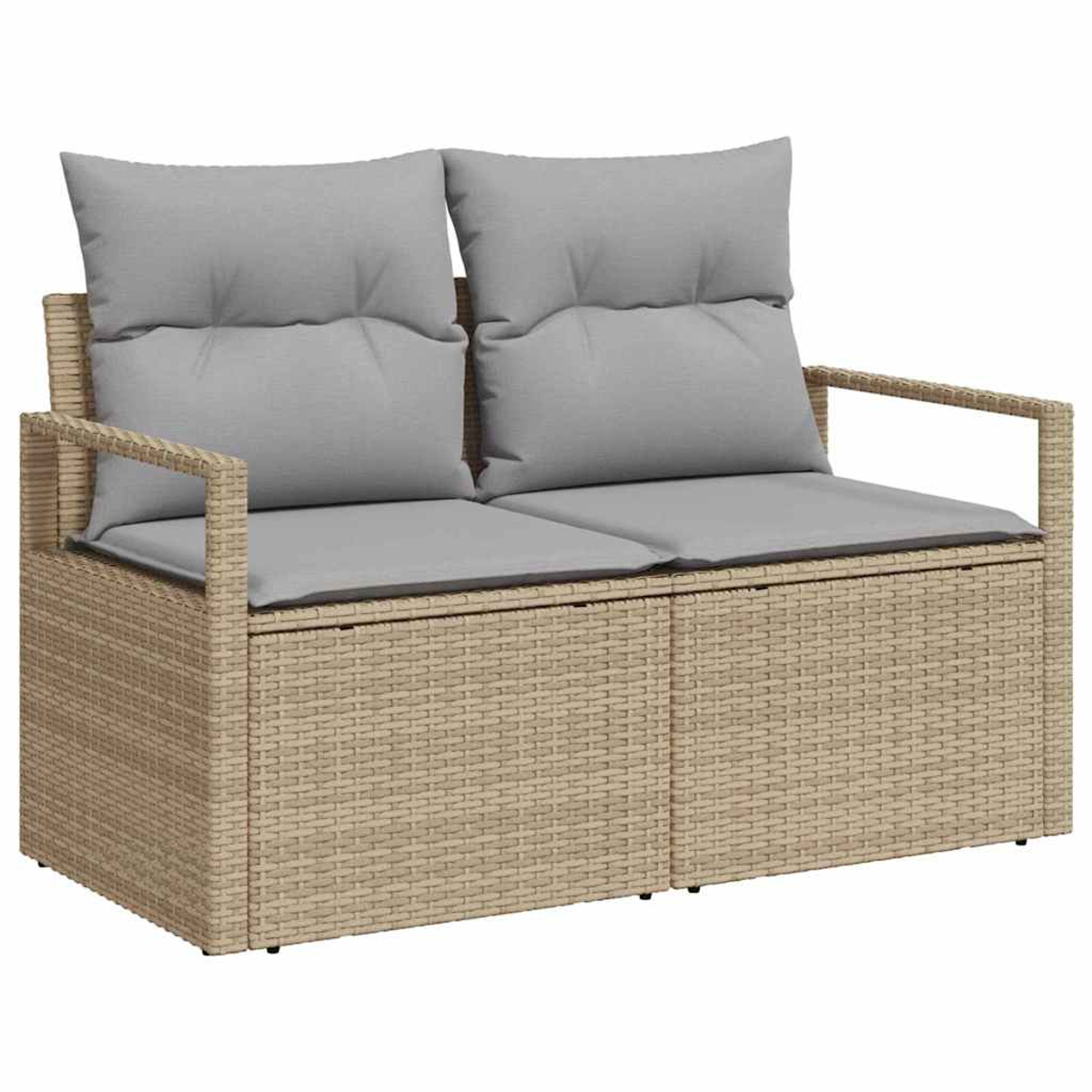 Ein zweisitziges Rattan-Sofa mit zwei grauen Kissen auf Sitz und Rücken. Das Sofa hat Armlehnen und eine gewebte Textur.