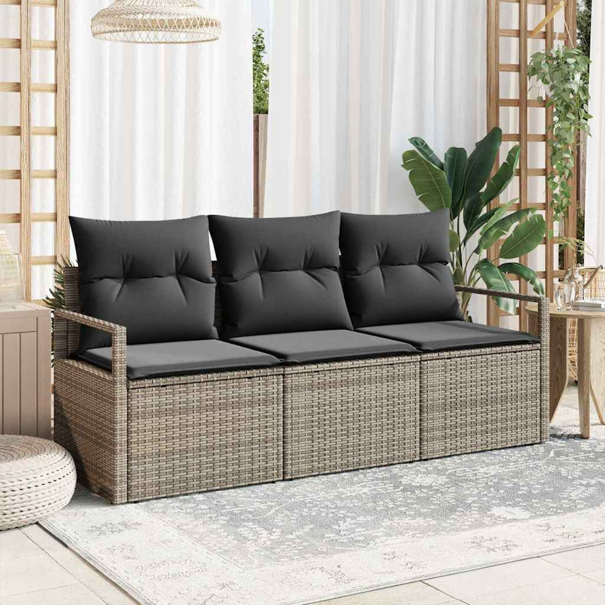 Outdoor-Wicker-Sofa mit drei Abschnitten, jeweils mit grauem Kissen und Kissen. Im Hintergrund befinden sich ein Teppich und eine Pflanze.