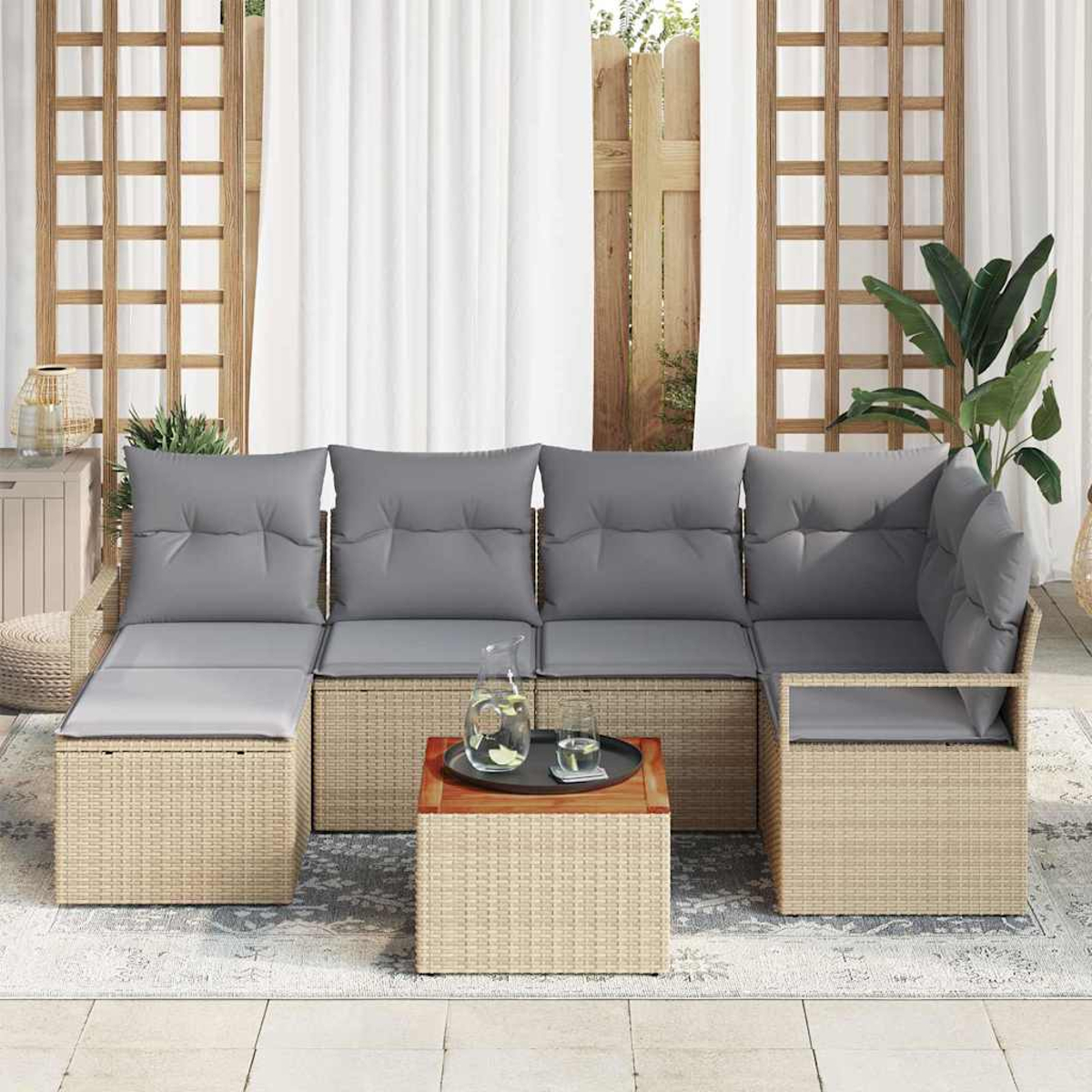 Outdoor-Ecksofa mit grauen Kissen, einem quadratischen Tisch mit Tablett und einer Pflanze. Der Hintergrund umfasst Holzgitter und weiße Vorhänge.