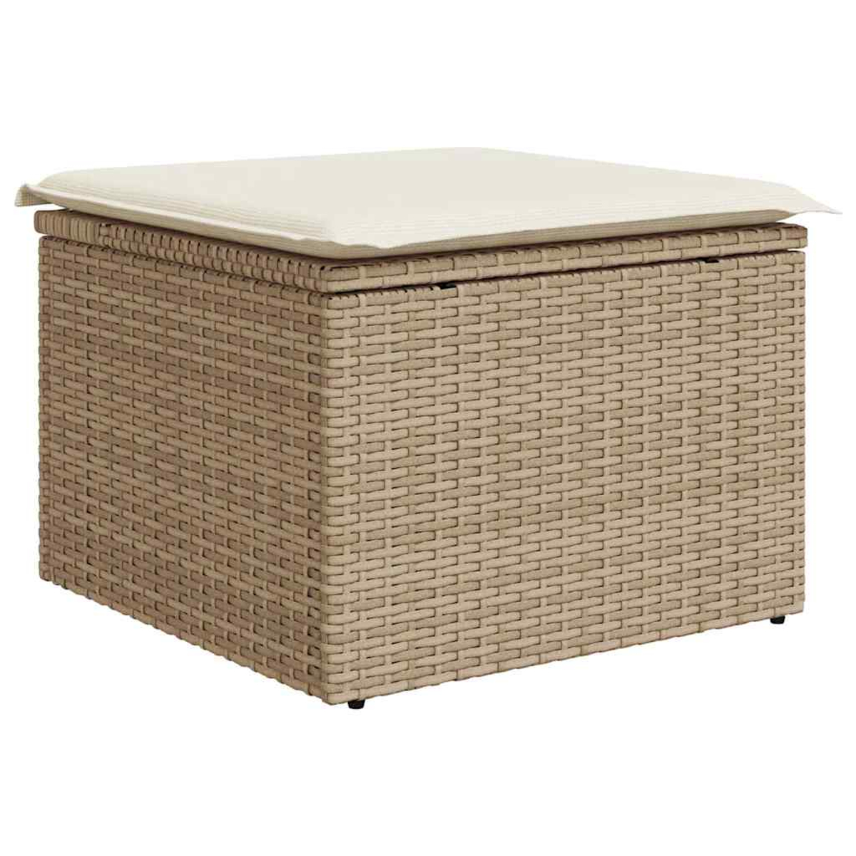 Un pouf beige intrecciato con un cuscino bianco sopra. Il pouf ha una forma quadrata ed è realizzato in materiale intrecciato.