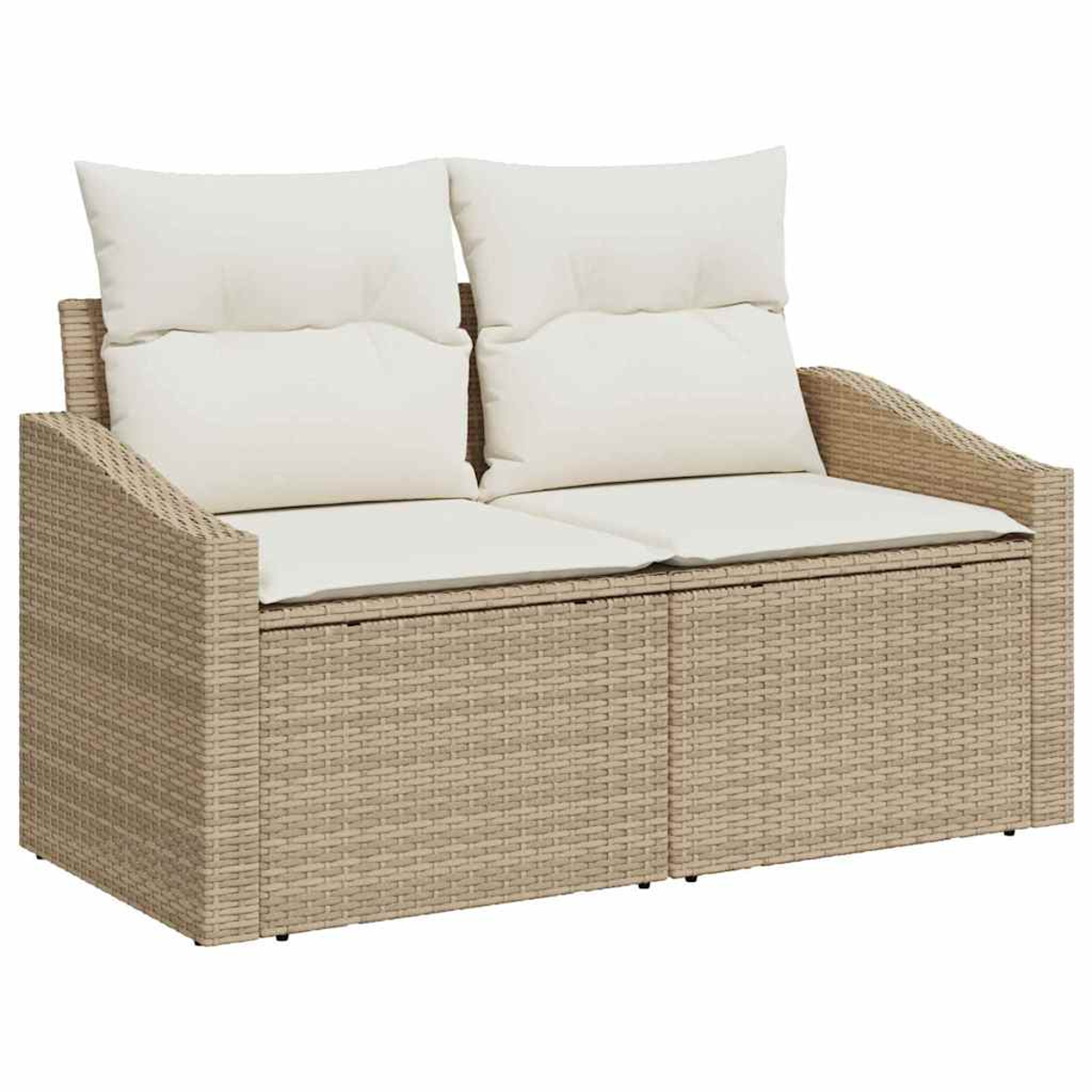 Un divano a due posti in vimini beige con cuscini bianchi. Il divano ha una forma rettangolare con due cuscini di seduta e schienale.