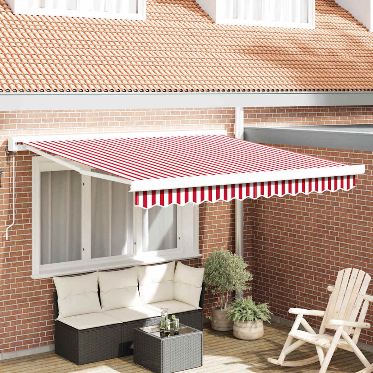 Eine rot-weiß gestreifte Markise erstreckt sich über eine Terrasse mit Sitzecke, Pflanzen und einem Schaukelstuhl vor einer Backsteinmauer.