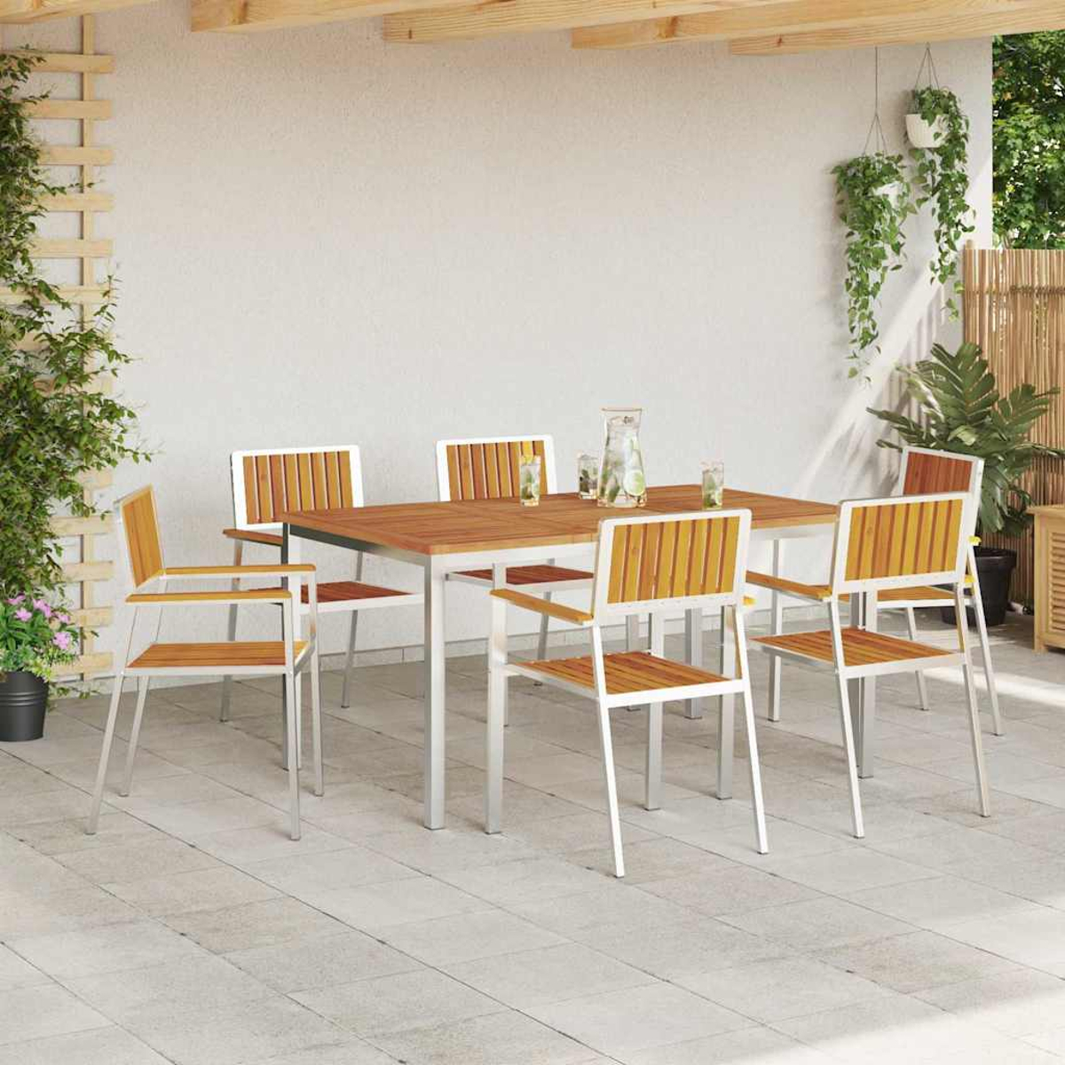 Ein Holztisch und sechs Stühle auf einer Terrasse. Pflanzen hängen im Hintergrund. Getränke stehen auf dem Tisch.