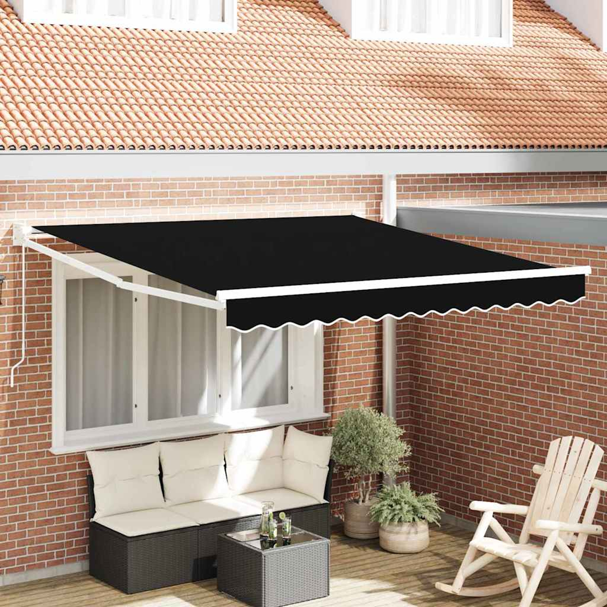 Eine schwarze Markise erstreckt sich von einer Backsteinmauer. Darunter befindet sich eine Sitzecke mit Sofa, Tisch und Pflanzen. Rechts ein Schaukelstuhl.
