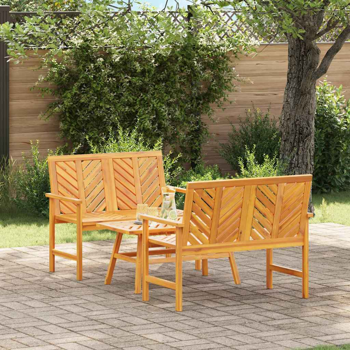 Garten-Sitzgruppe aus Holz mit zwei Bänken und einem kleinen Tisch. Die Kulisse ist ein Garten mit Ziegelpflaster und üppigem Grün.